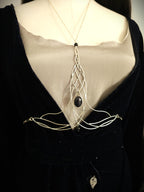 Bodychain "Elyméá" ~ Fantasy Unterbrust-Schmuck aus versilbertem Draht ~ Blaufluss-Cabochon und Perlen ~ Größenverstellbar