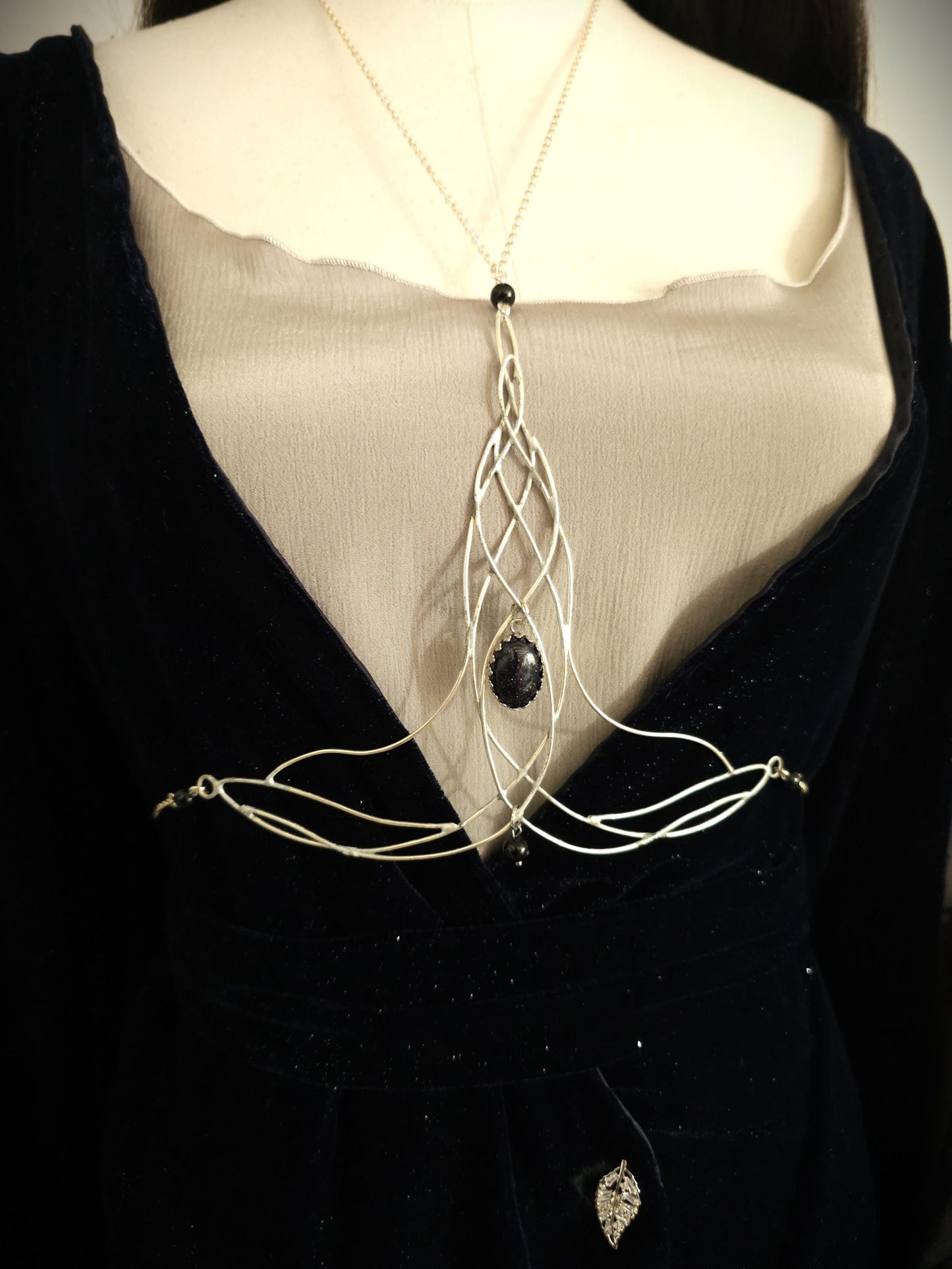 Bodychain "Elyméá" ~ Fantasy Unterbrust-Schmuck aus versilbertem Draht ~ Blaufluss-Cabochon und Perlen ~ Größenverstellbar