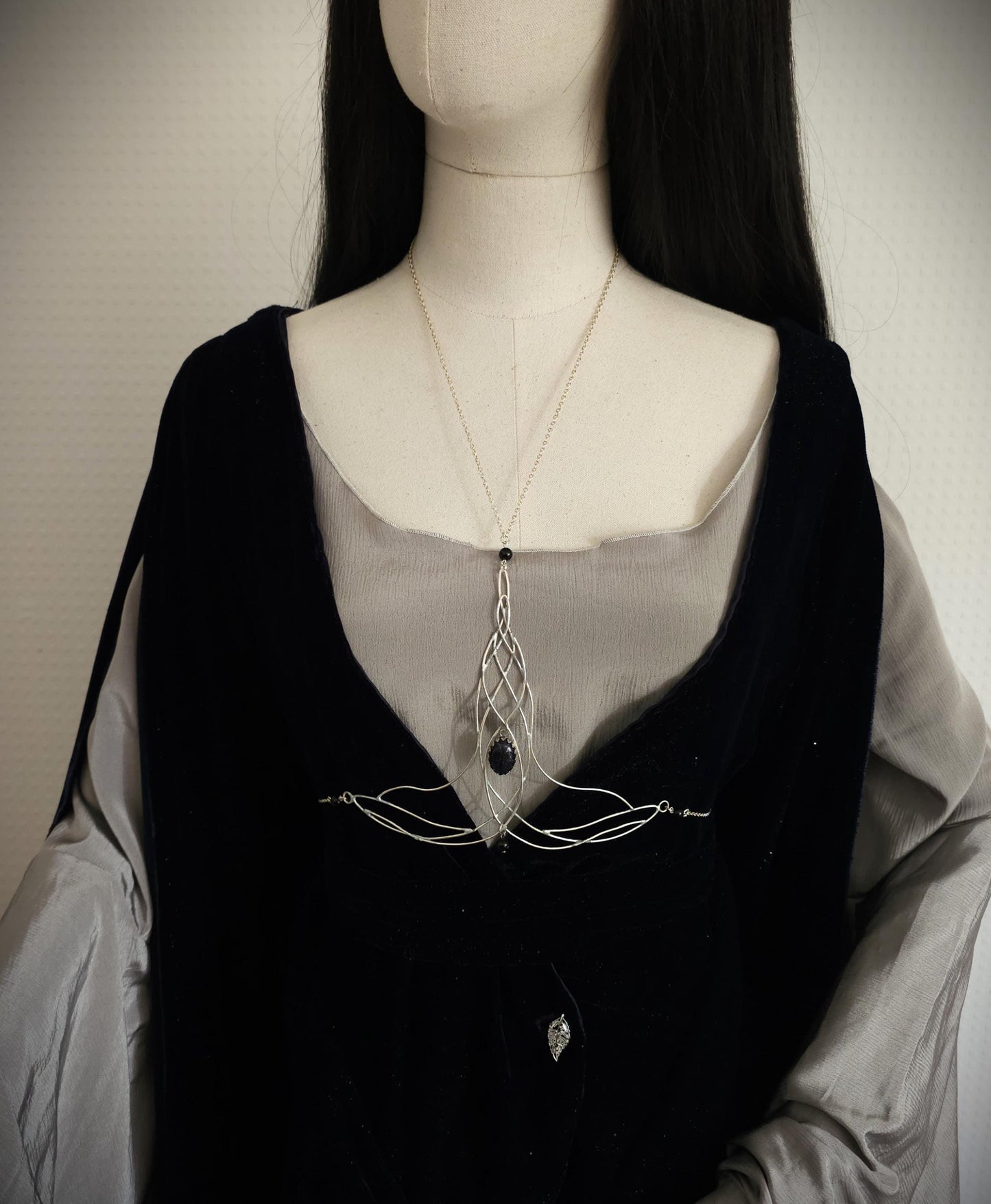 Bodychain "Elyméá" ~ Fantasy Unterbrust-Schmuck aus versilbertem Draht ~ Blaufluss-Cabochon und Perlen ~ Größenverstellbar