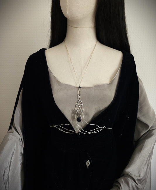 Bodychain "Elyméá" ~ Fantasy Unterbrust-Schmuck aus versilbertem Draht ~ Blaufluss-Cabochon und Perlen ~ Größenverstellbar