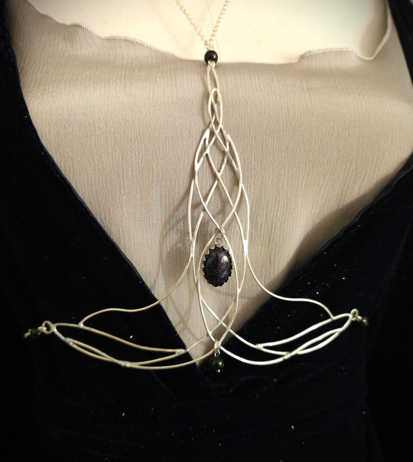 Bodychain "Elyméá" ~ Fantasy Unterbrust-Schmuck aus versilbertem Draht ~ Blaufluss-Cabochon und Perlen ~ Größenverstellbar