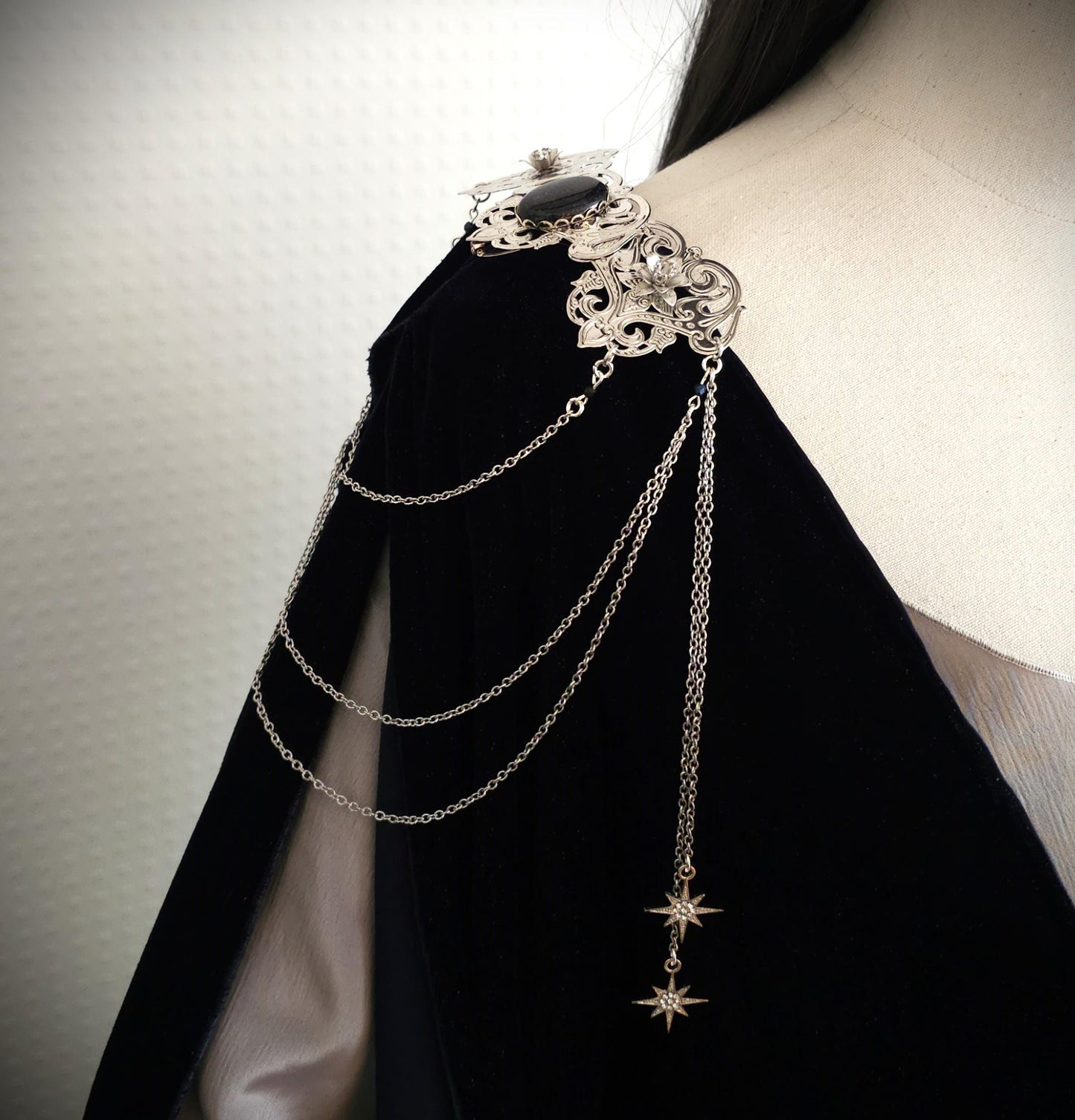 Schulterbroschen Paar "Cylaréme" ~ Fantasy Kostüm Accessoire mit Sternen und Blaufluss Cabochon ~ Art Nouveau ~ Braut und Hochzeitsschmuck