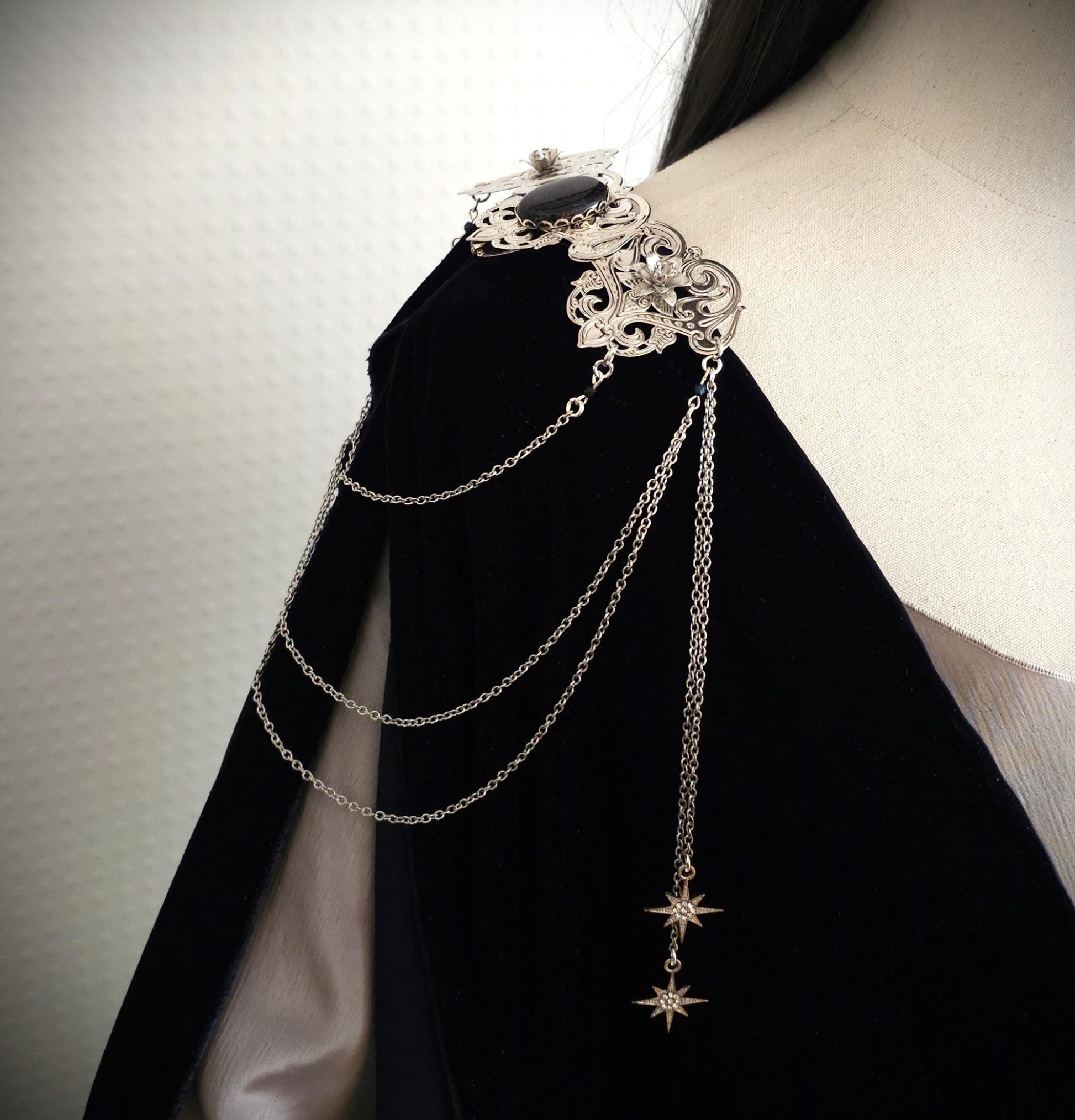 Schulterbroschen Paar "Cylaréme" ~ Fantasy Kostüm Accessoire mit Sternen und Blaufluss Cabochon ~ Art Nouveau ~ Braut und Hochzeitsschmuck