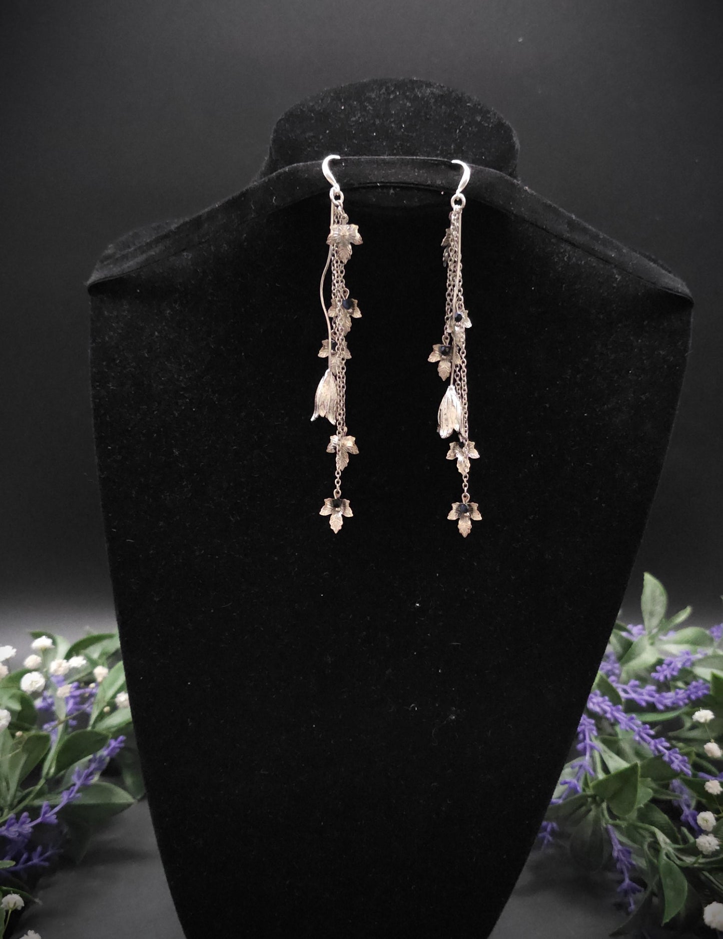 Silberne Hängeohrringe mit Glas-Perlen in Rose, Fantasievolle Blatt-Ohrringe