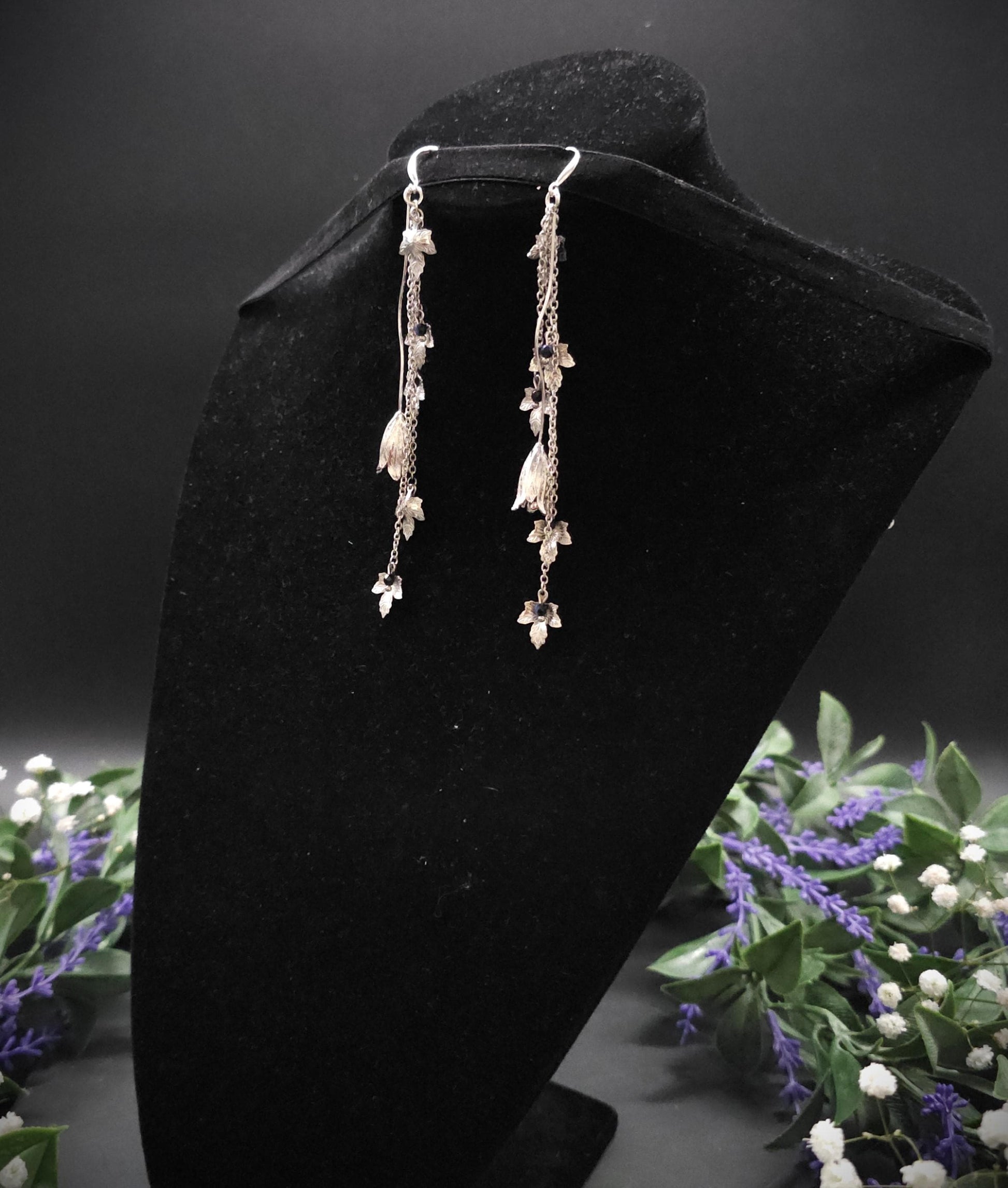 Silberne Hängeohrringe mit Glas-Perlen in Rose, Fantasievolle Blatt-Ohrringe
