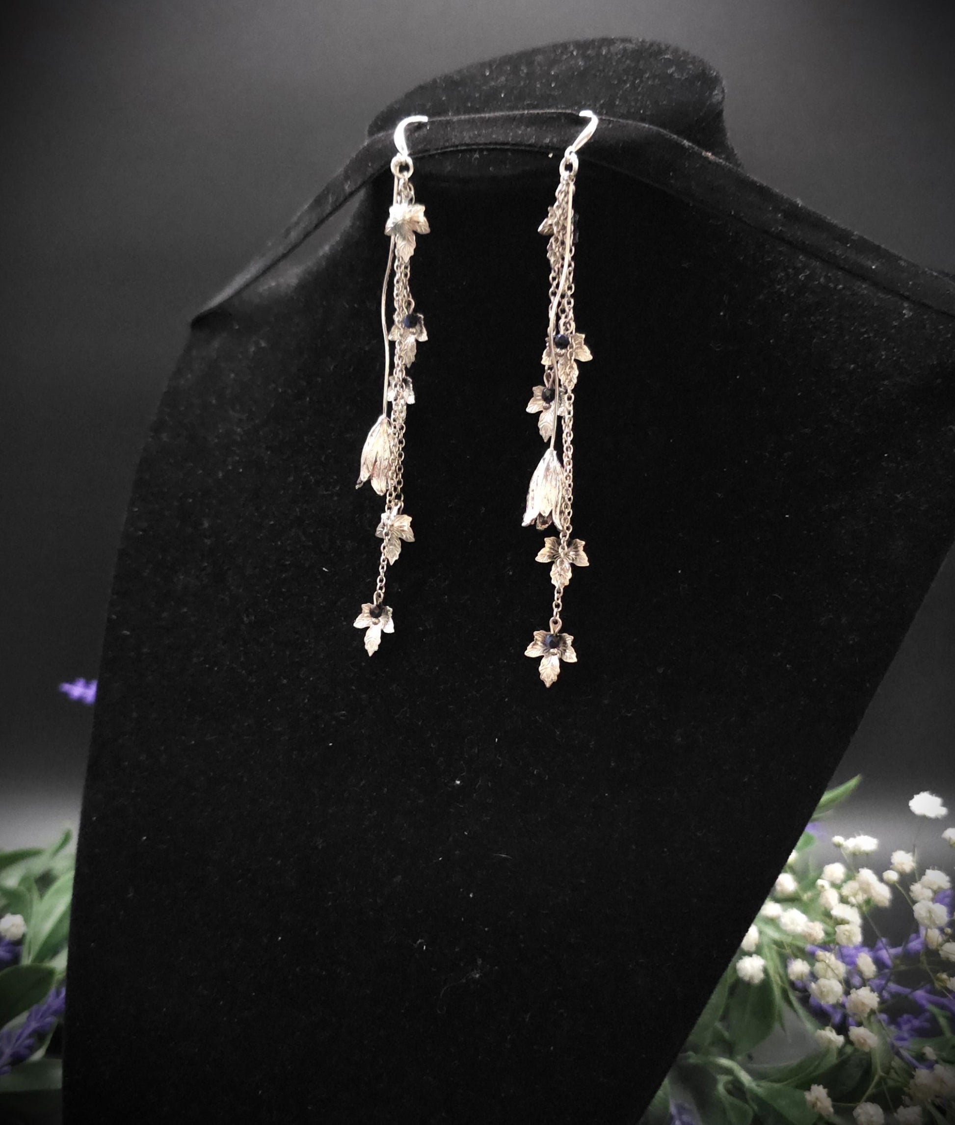 Silberne Hängeohrringe mit Glas-Perlen in Rose, Fantasievolle Blatt-Ohrringe