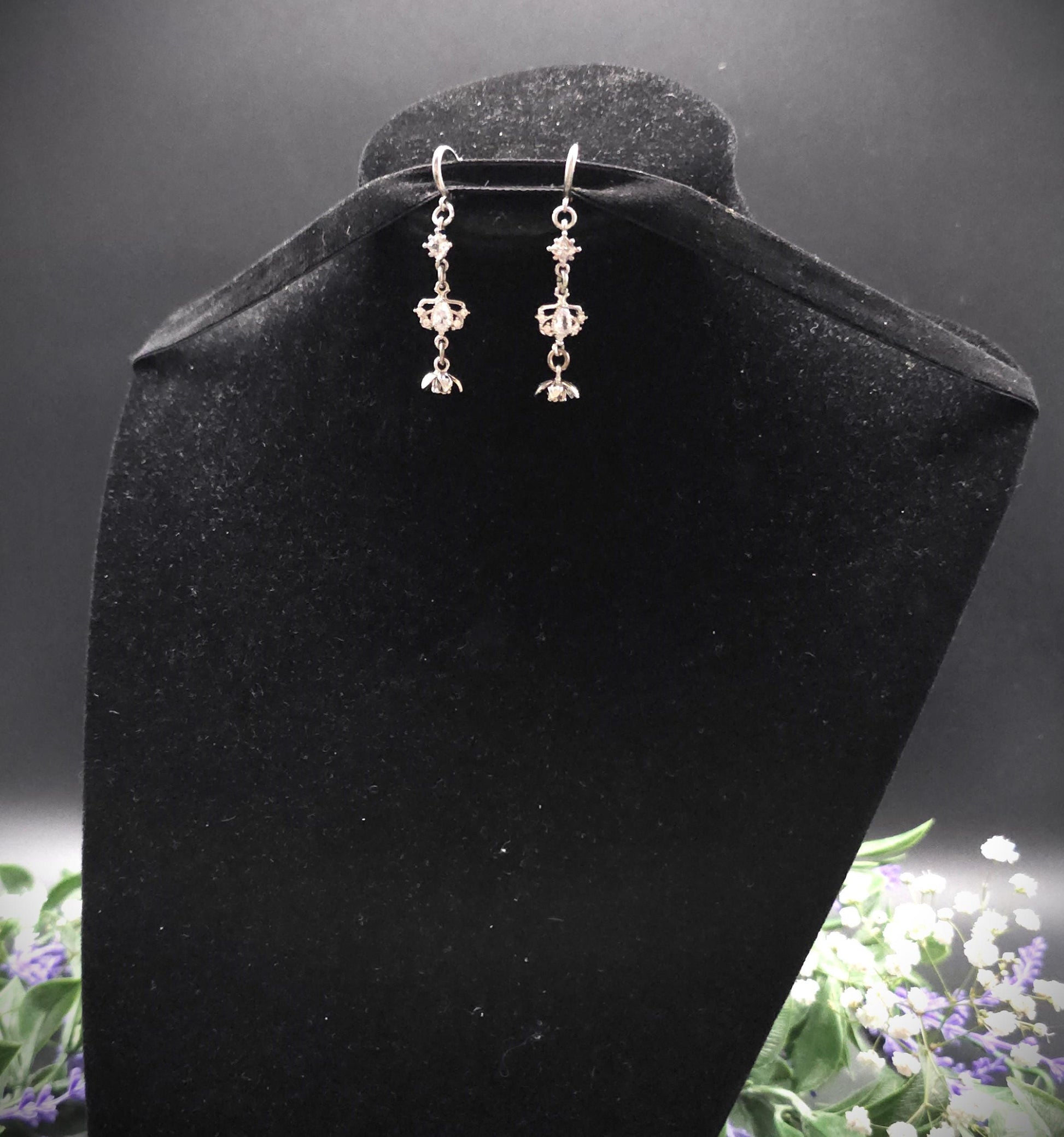 Zirkonia Hängeohrringe mit Blütenanhänger - Edelstahl Ohrhaken - Elegante Ohrringe für Hochzeiten & Bräute