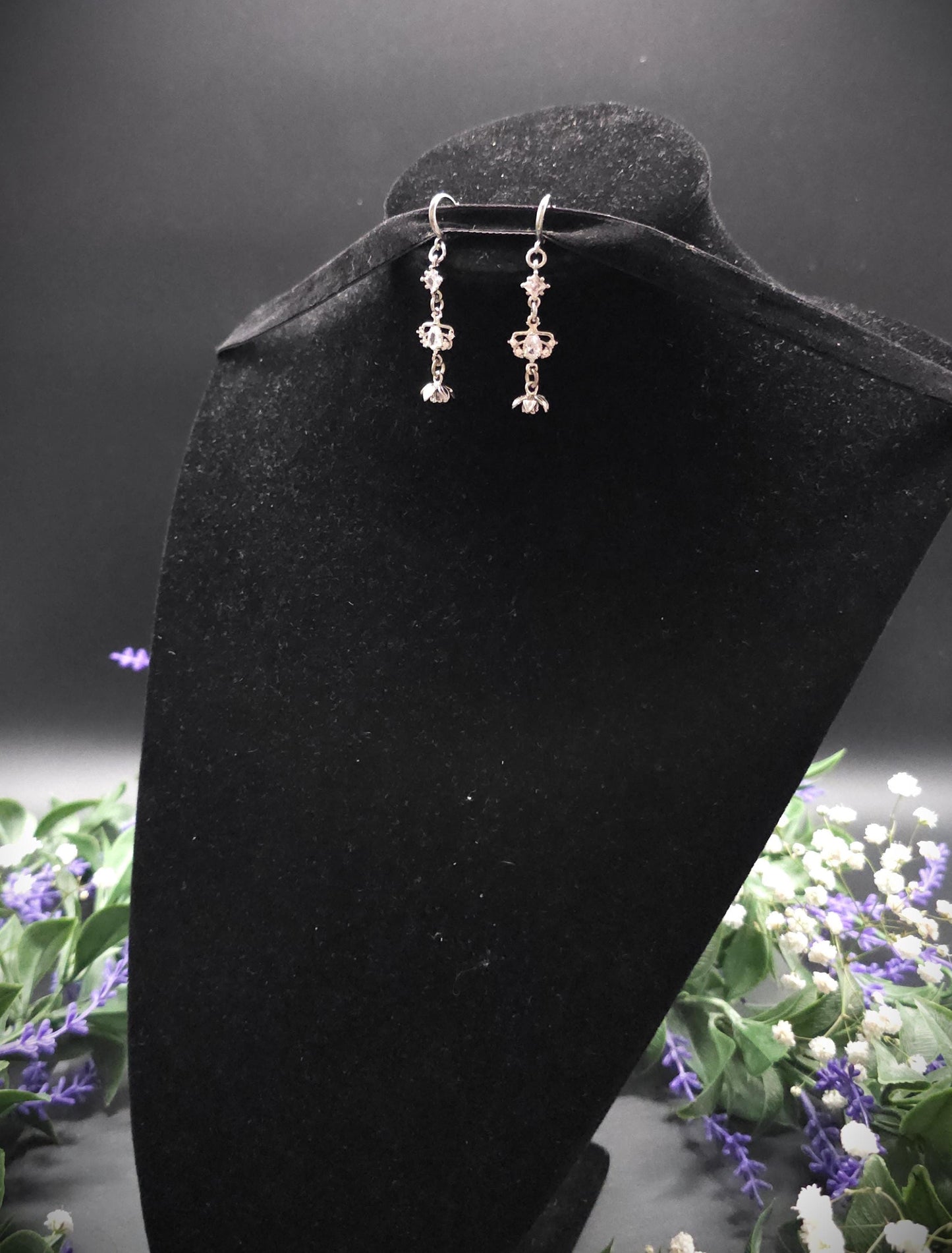 Zirkonia Hängeohrringe mit Blütenanhänger - Edelstahl Ohrhaken - Elegante Ohrringe für Hochzeiten & Bräute