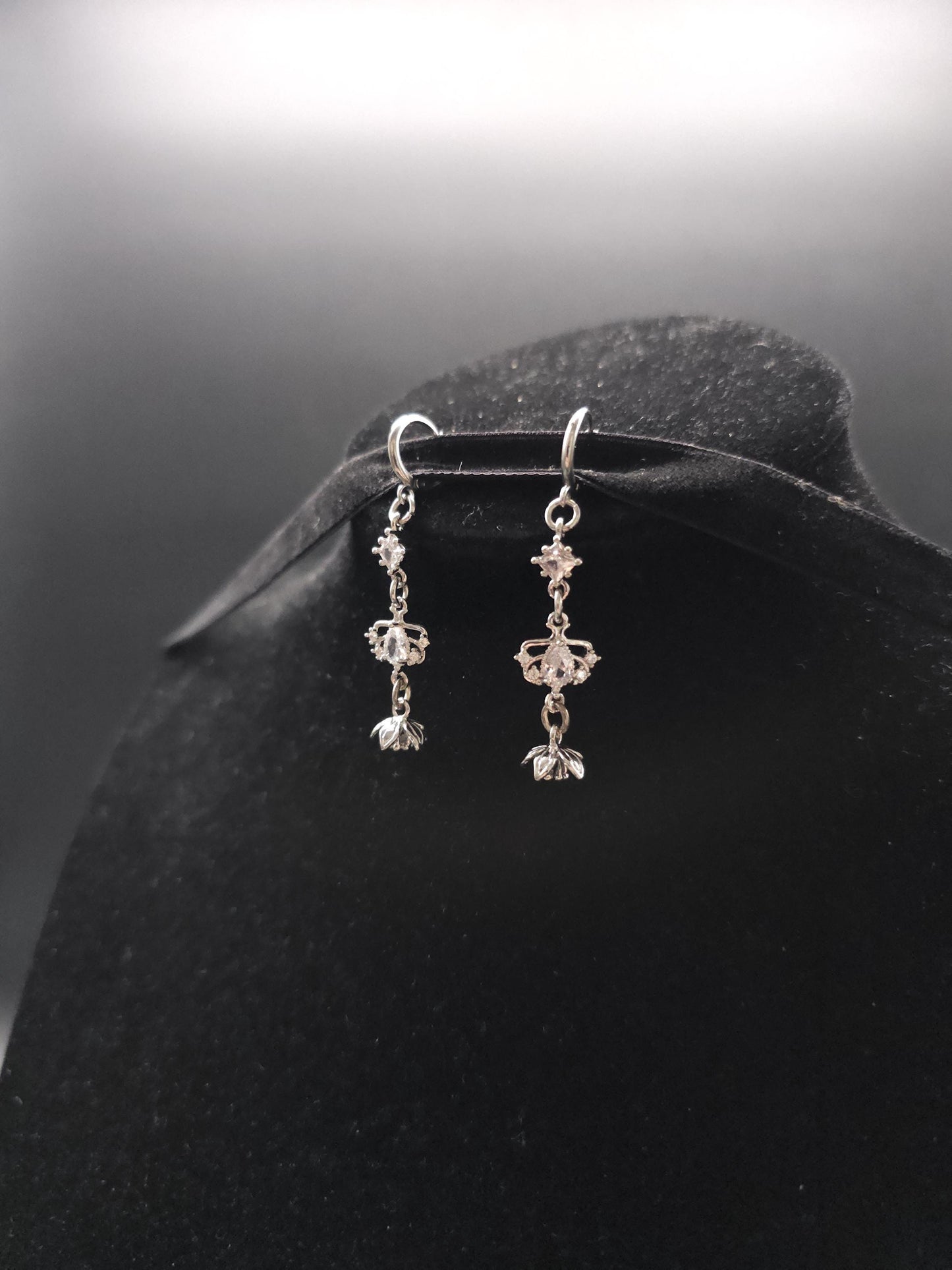 Zirkonia Hängeohrringe mit Blütenanhänger - Edelstahl Ohrhaken - Elegante Ohrringe für Hochzeiten & Bräute