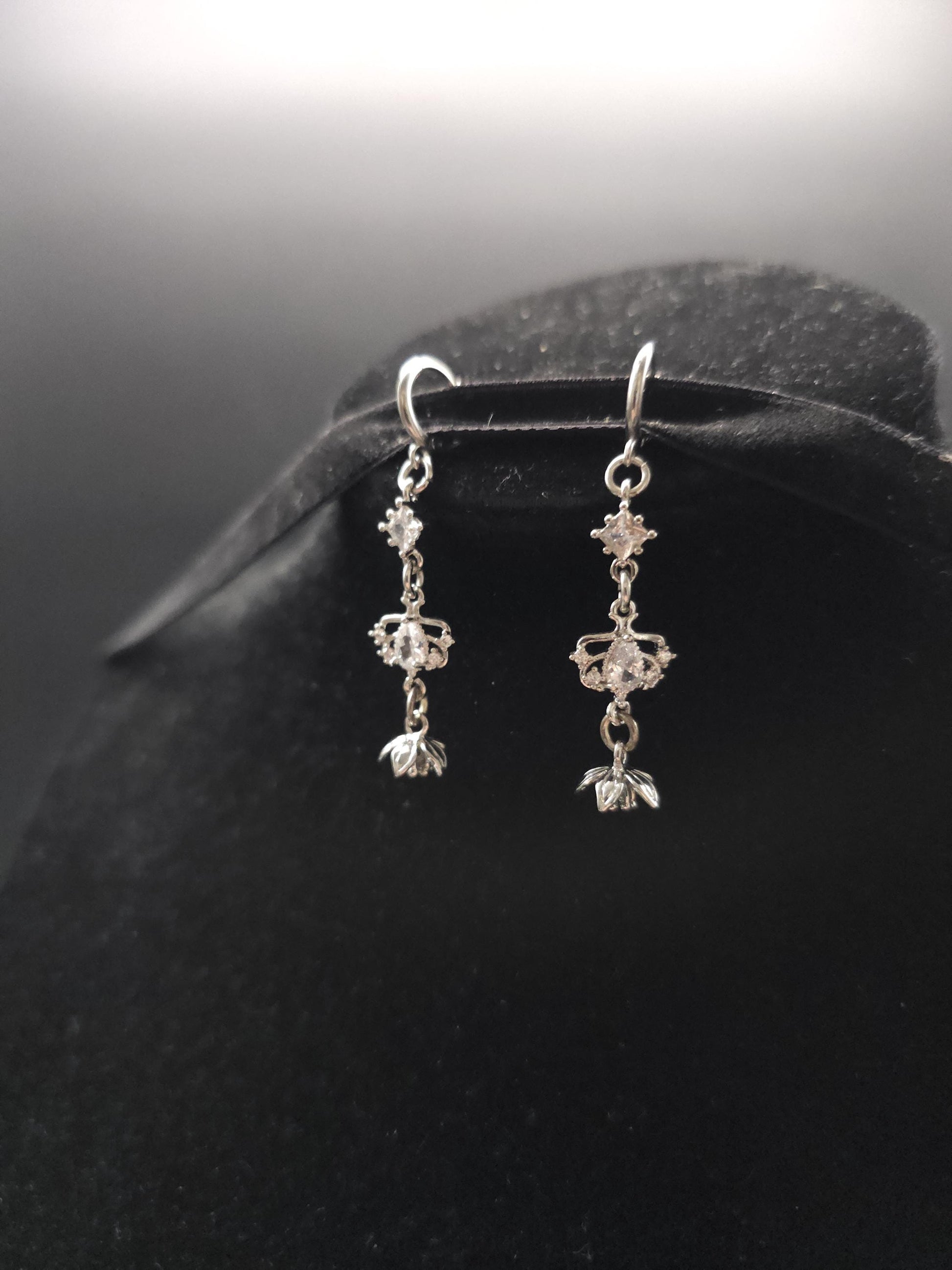 Zirkonia Hängeohrringe mit Blütenanhänger - Edelstahl Ohrhaken - Elegante Ohrringe für Hochzeiten & Bräute