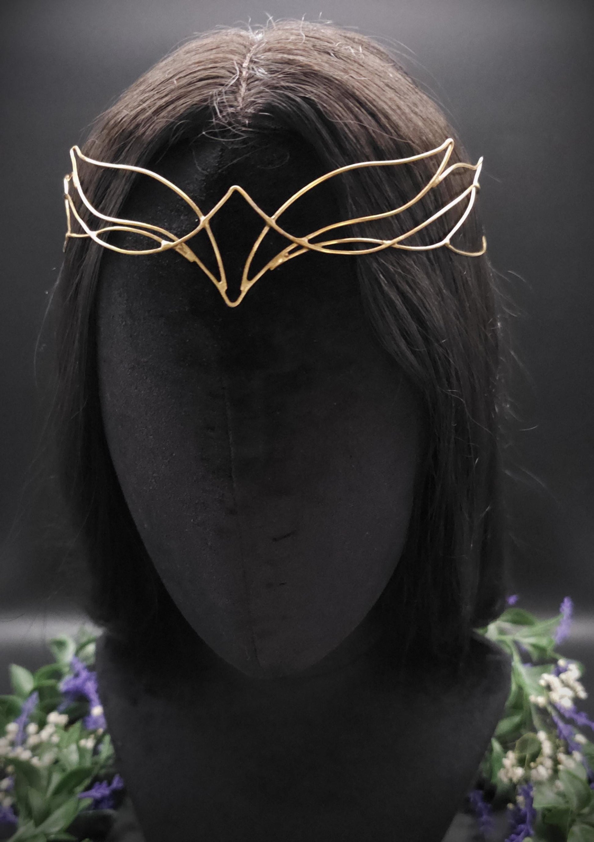 Messing Diadem "Nyaame" ~ Draht Tiara im Schwingen Design ~ Größenverstellbar ~ Accessoire für LARP, Cosplay und Hochzeiten