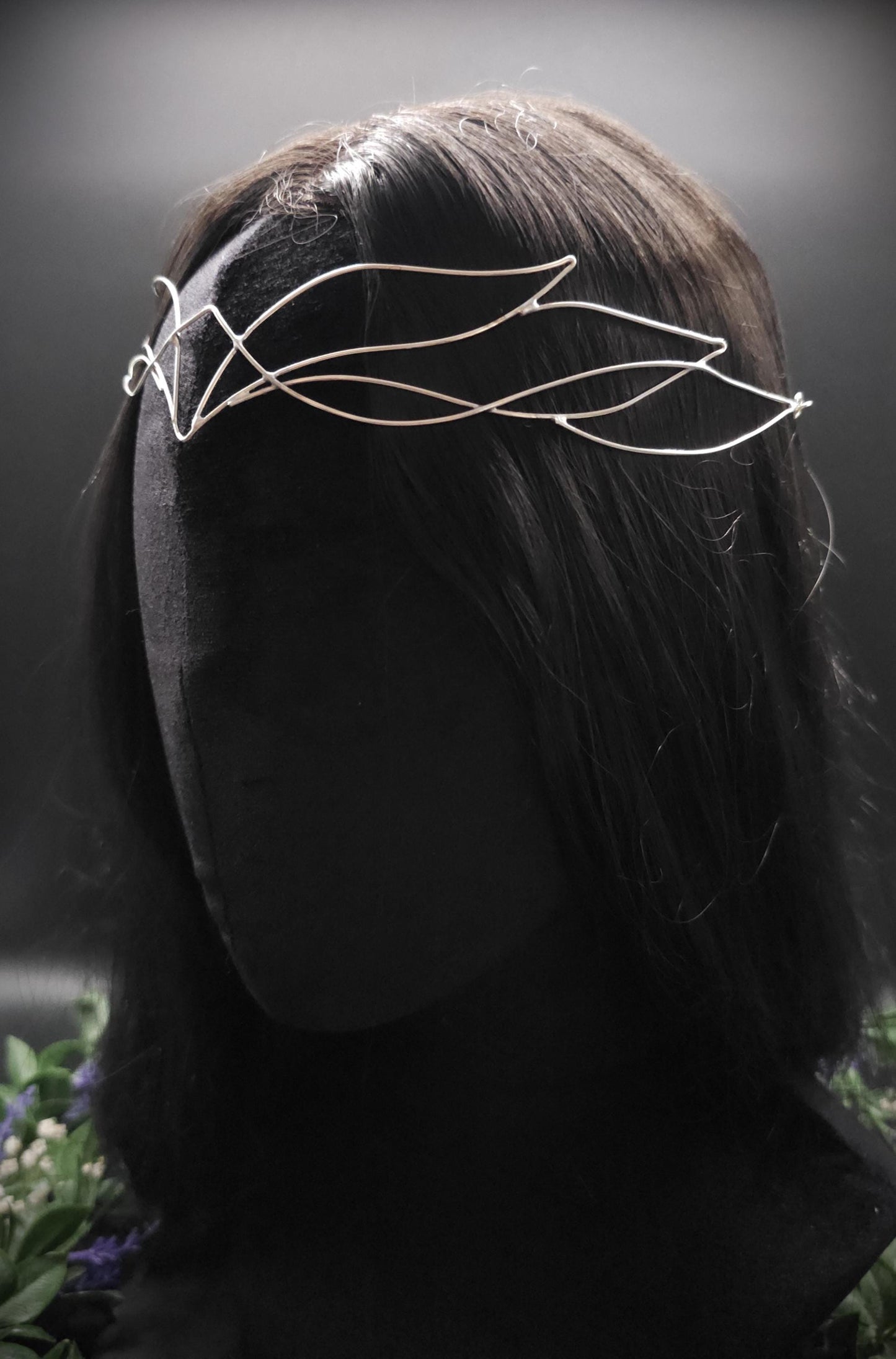 Versilbertes Elfen-Diadem "Yalväe" ~ Draht Tiara im Schwingen Design ~ Größenverstellbar ~ Accessoire für LARP, Cosplay und Hochzeiten