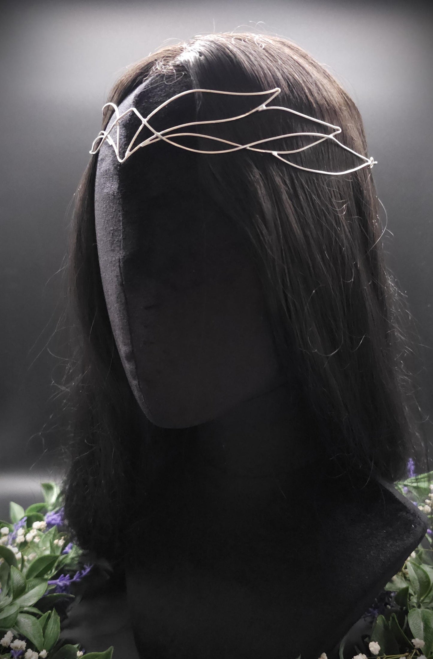Versilbertes Elfen-Diadem "Yalväe" ~ Draht Tiara im Schwingen Design ~ Größenverstellbar ~ Accessoire für LARP, Cosplay und Hochzeiten