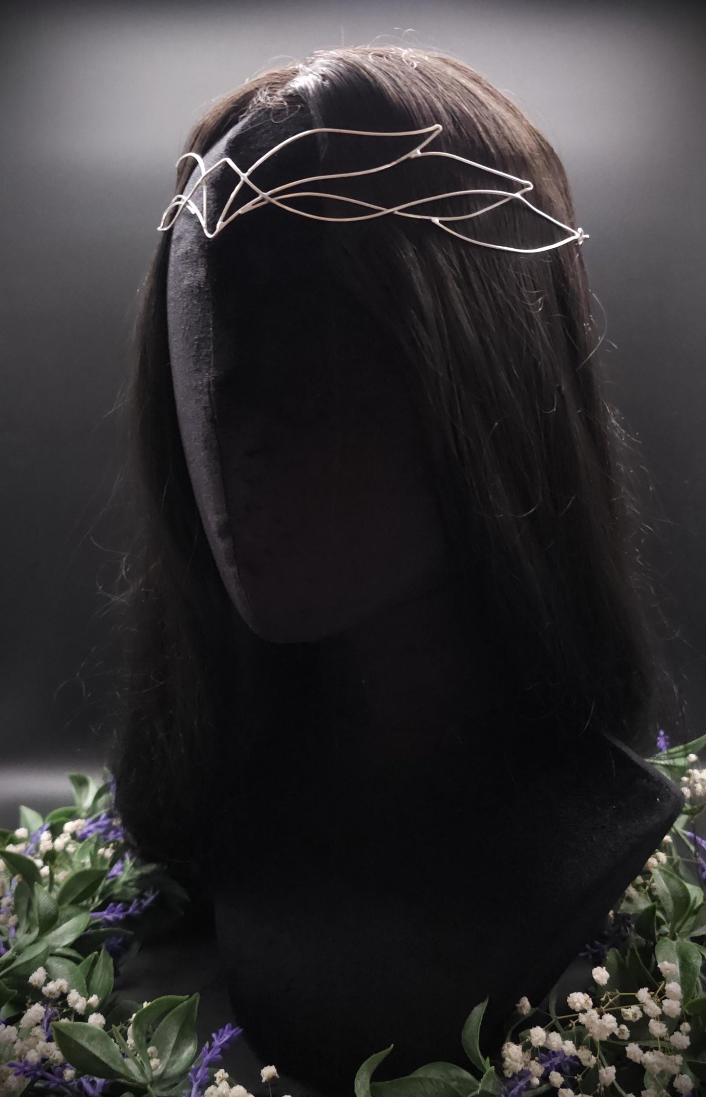Versilbertes Elfen-Diadem "Yalväe" ~ Draht Tiara im Schwingen Design ~ Größenverstellbar ~ Accessoire für LARP, Cosplay und Hochzeiten