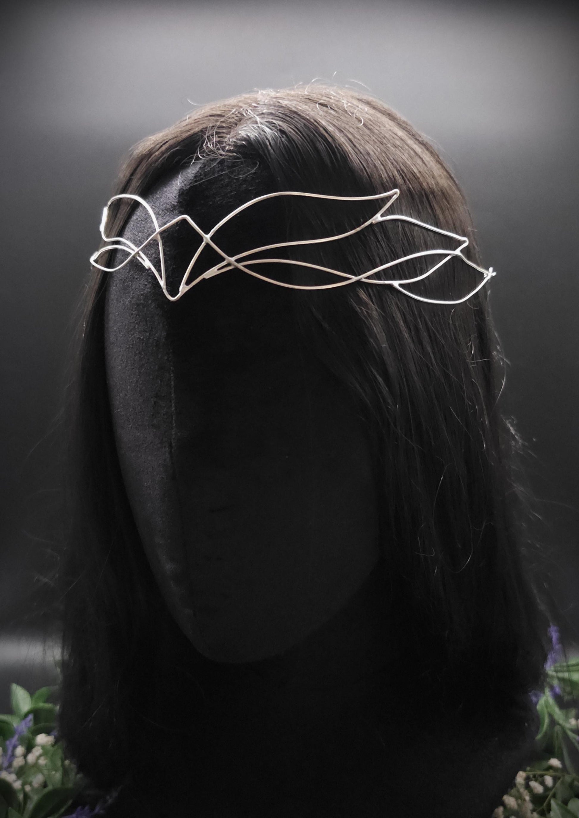 Versilbertes Elfen-Diadem "Yalväe" ~ Draht Tiara im Schwingen Design ~ Größenverstellbar ~ Accessoire für LARP, Cosplay und Hochzeiten