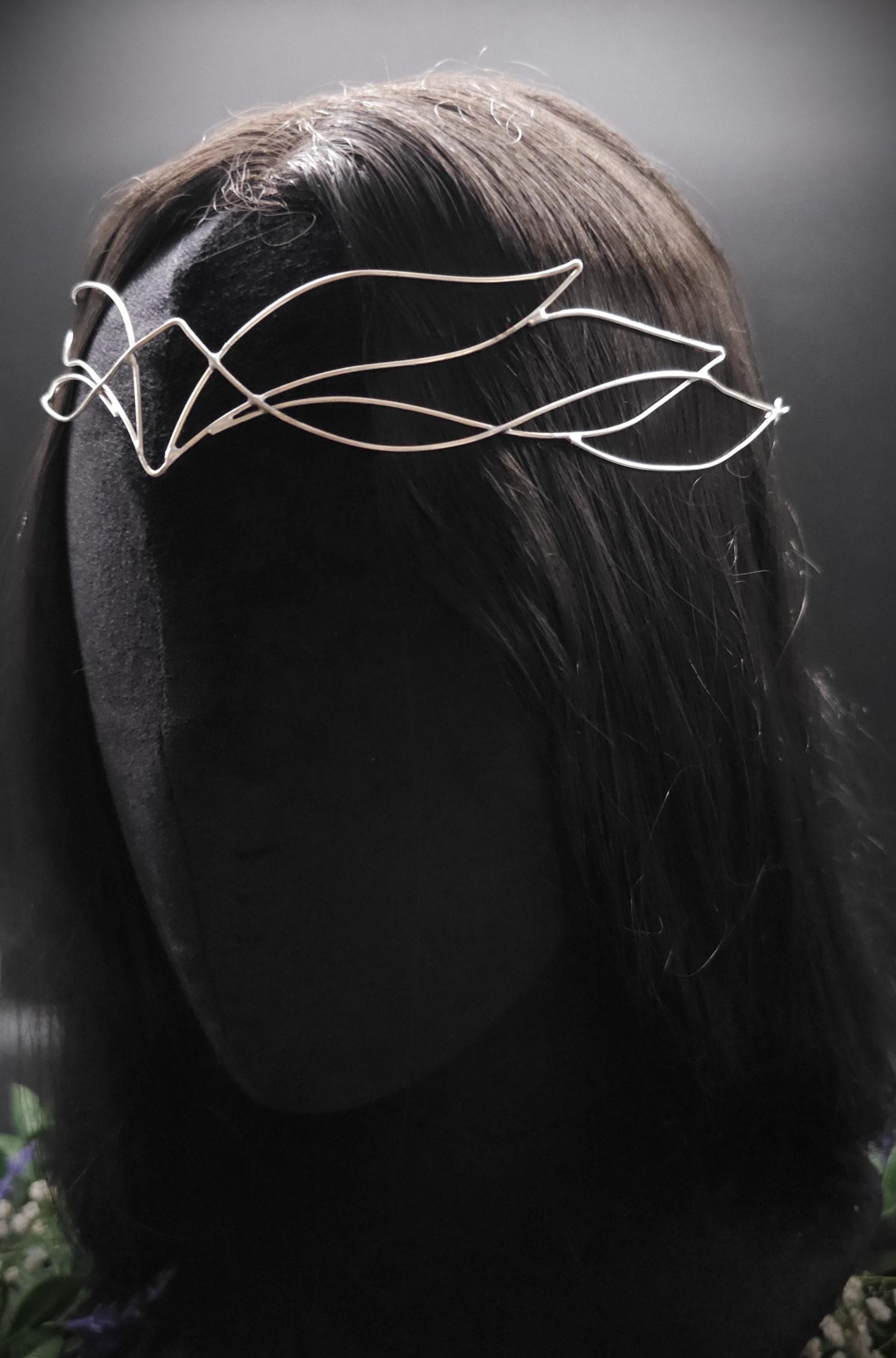 Versilbertes Elfen-Diadem "Yalväe" ~ Draht Tiara im Schwingen Design ~ Größenverstellbar ~ Accessoire für LARP, Cosplay und Hochzeiten