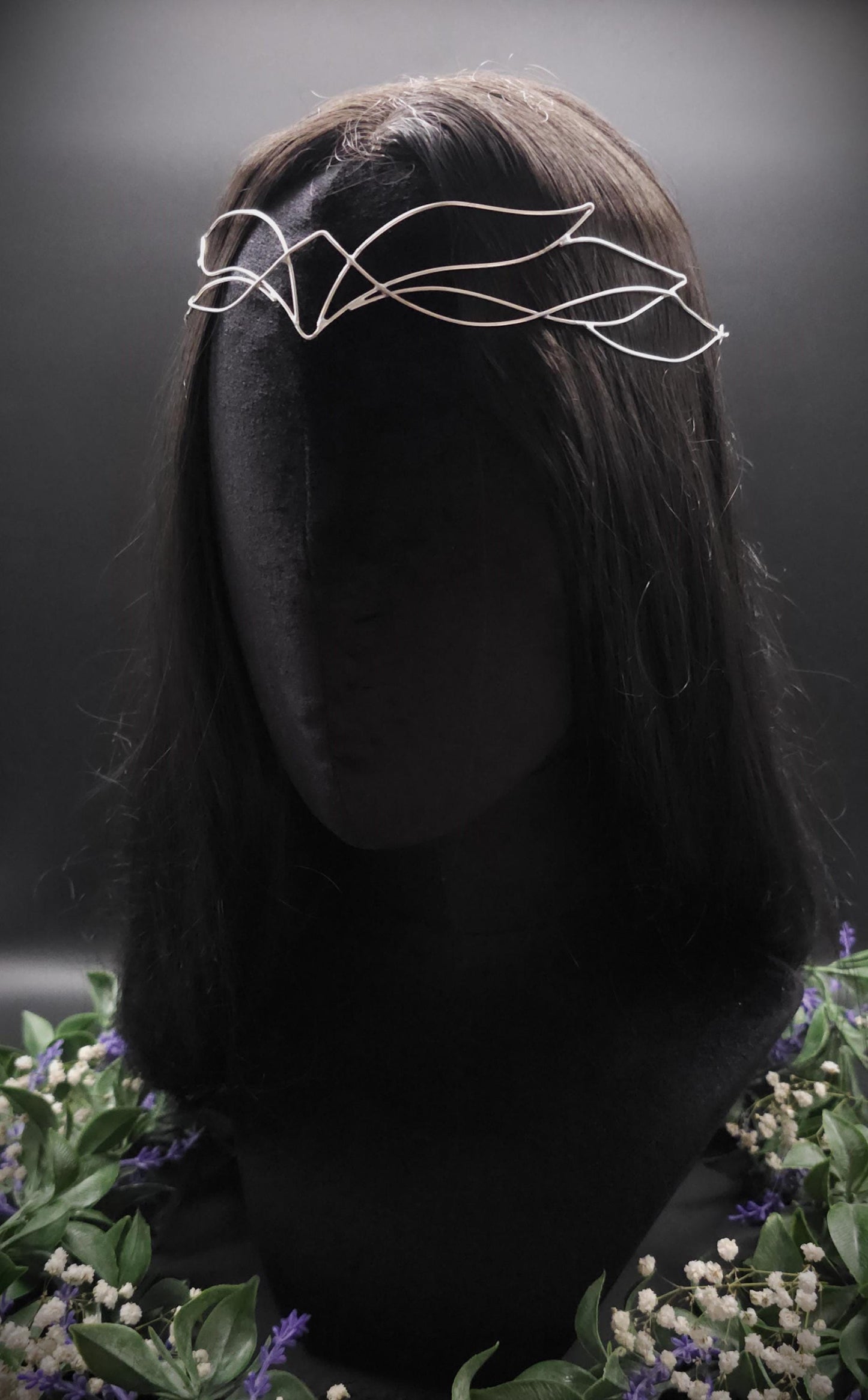 Versilbertes Elfen-Diadem "Yalväe" ~ Draht Tiara im Schwingen Design ~ Größenverstellbar ~ Accessoire für LARP, Cosplay und Hochzeiten