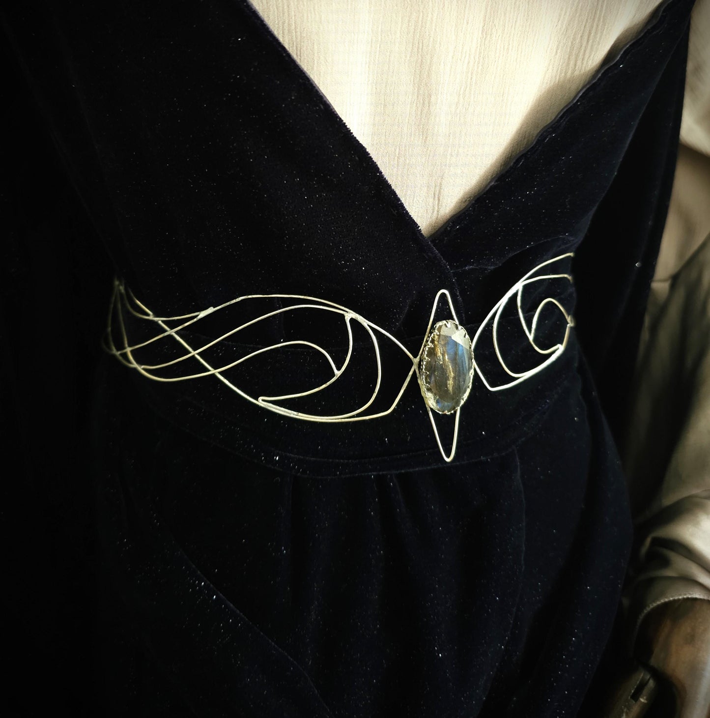 Handgefertigter Gürtel aus versilbertem Draht ~ Kostüm Accessoire mit Labradorit ~ Braut und Hochzeitsschmuck ~ größenverstellbar ~