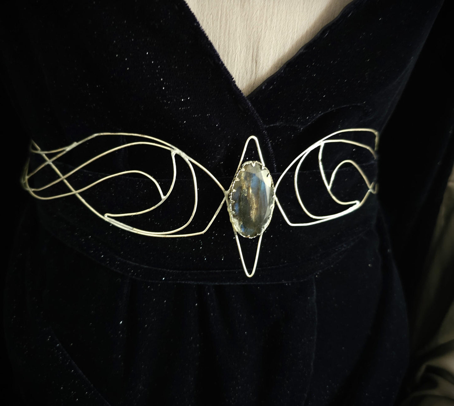 Handgefertigter Gürtel aus versilbertem Draht ~ Kostüm Accessoire mit Labradorit ~ Braut und Hochzeitsschmuck ~ größenverstellbar ~