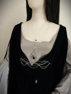Bodychain "Elyráe" ~ Fantasy Unterbrust-Schmuck aus versilbertem Draht ~ Blaufluss-Cabochon und Perlen ~ Größenverstellbar