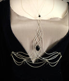 Bodychain "Elyráe" ~ Fantasy Unterbrust-Schmuck aus versilbertem Draht ~ Blaufluss-Cabochon und Perlen ~ Größenverstellbar