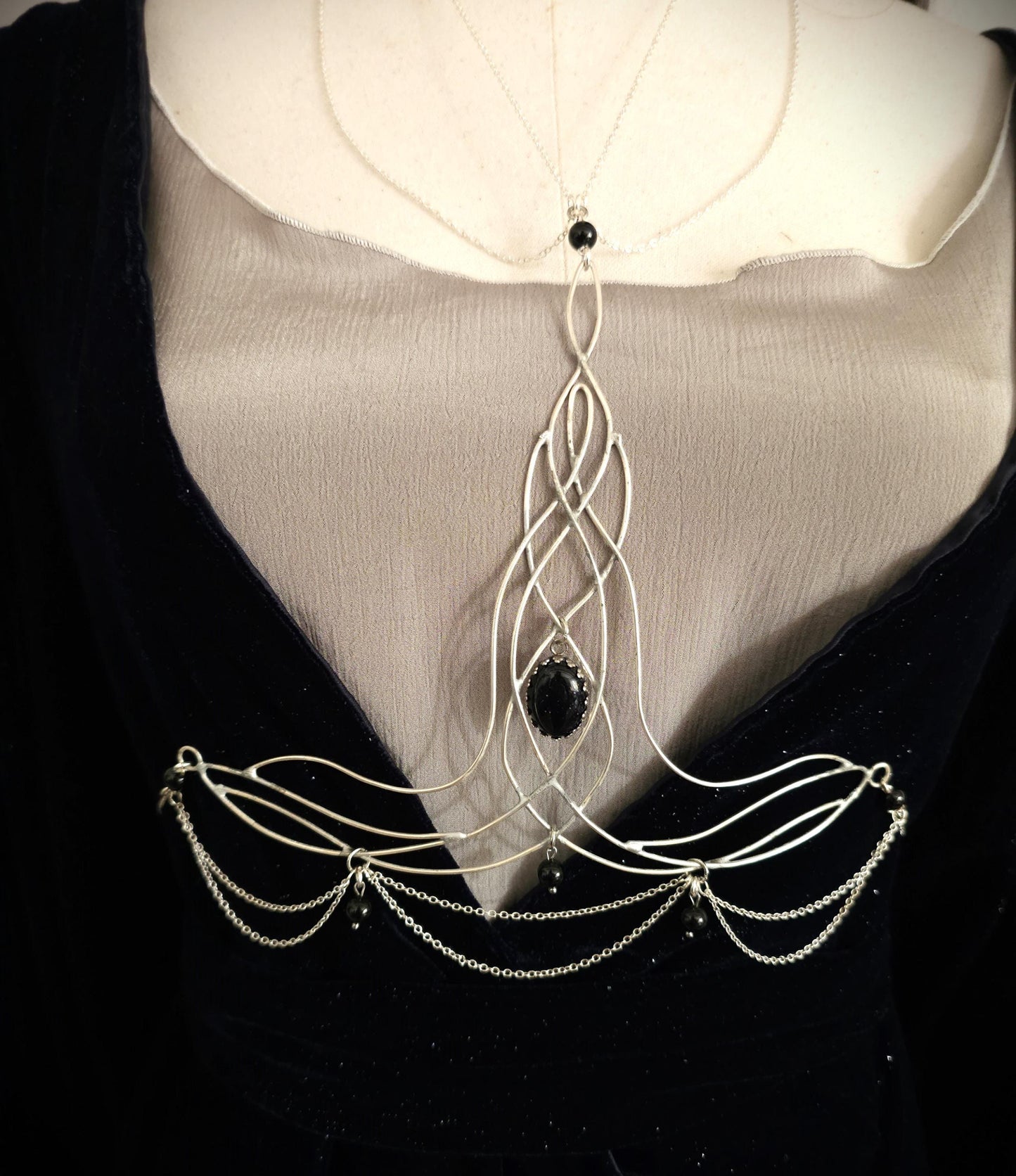 Bodychain "Elyráe" ~ Fantasy Unterbrust-Schmuck aus versilbertem Draht ~ Blaufluss-Cabochon und Perlen ~ Größenverstellbar