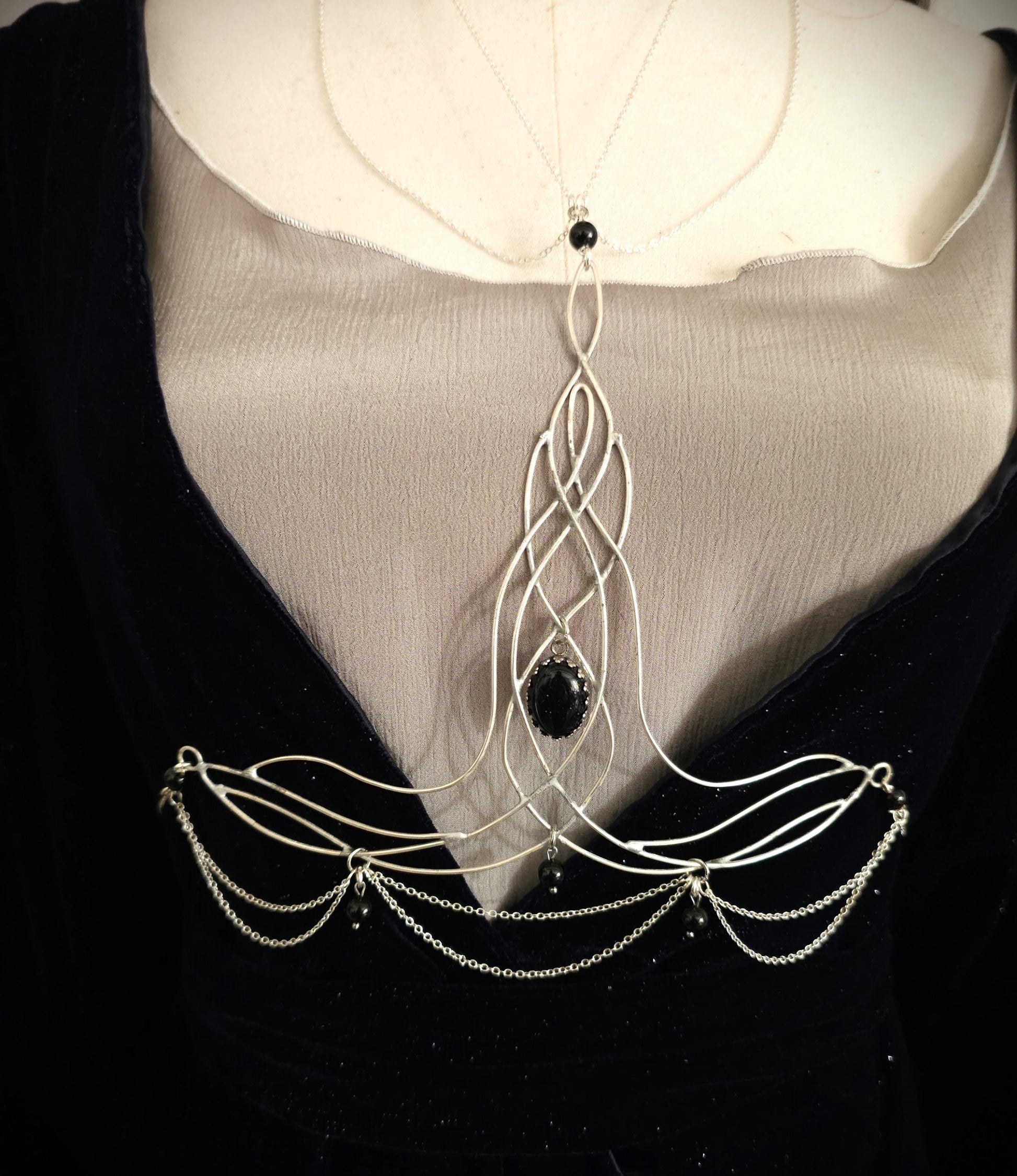 Bodychain "Elyráe" ~ Fantasy Unterbrust-Schmuck aus versilbertem Draht ~ Blaufluss-Cabochon und Perlen ~ Größenverstellbar