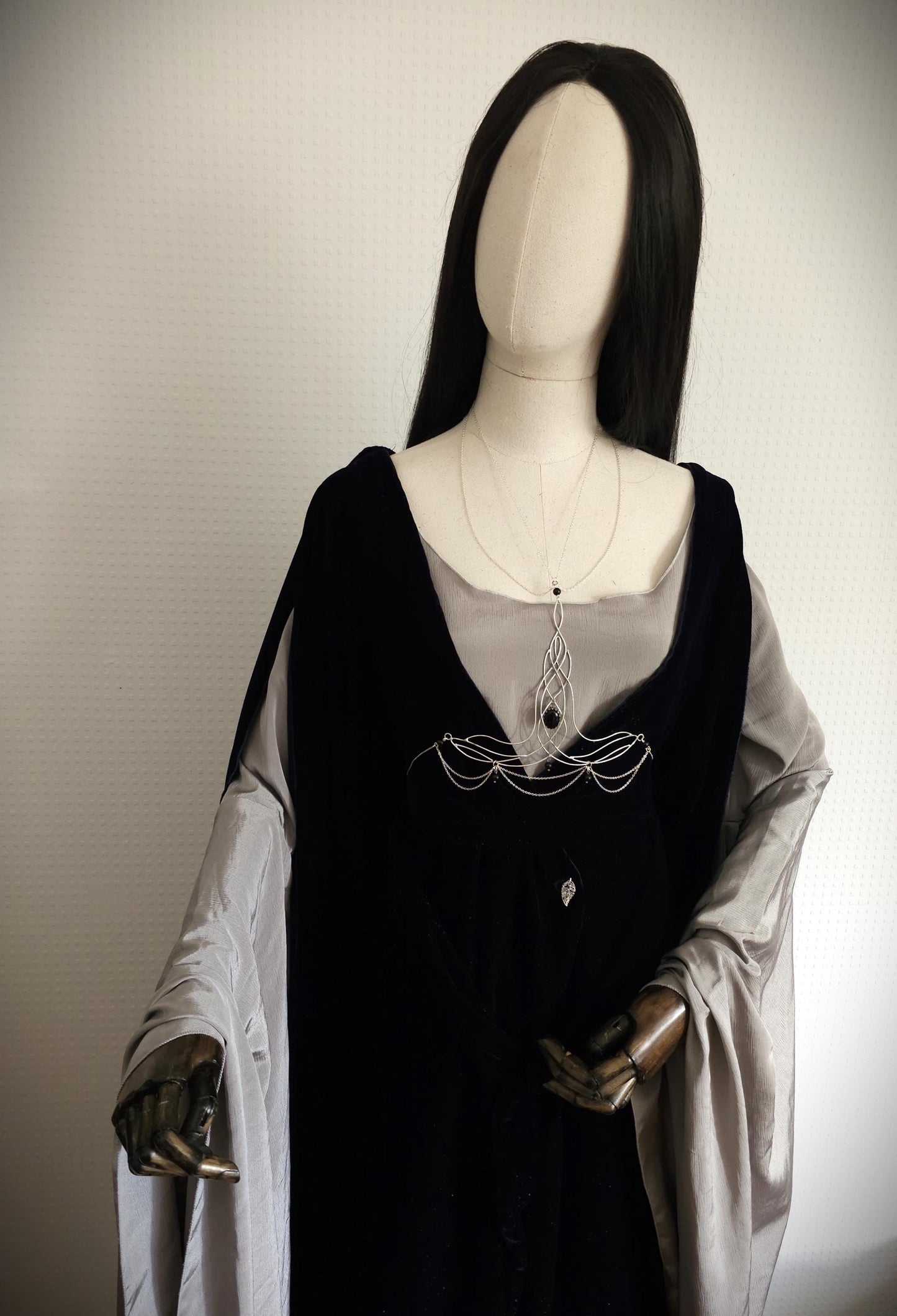 Bodychain "Elyráe" ~ Fantasy Unterbrust-Schmuck aus versilbertem Draht ~ Blaufluss-Cabochon und Perlen ~ Größenverstellbar