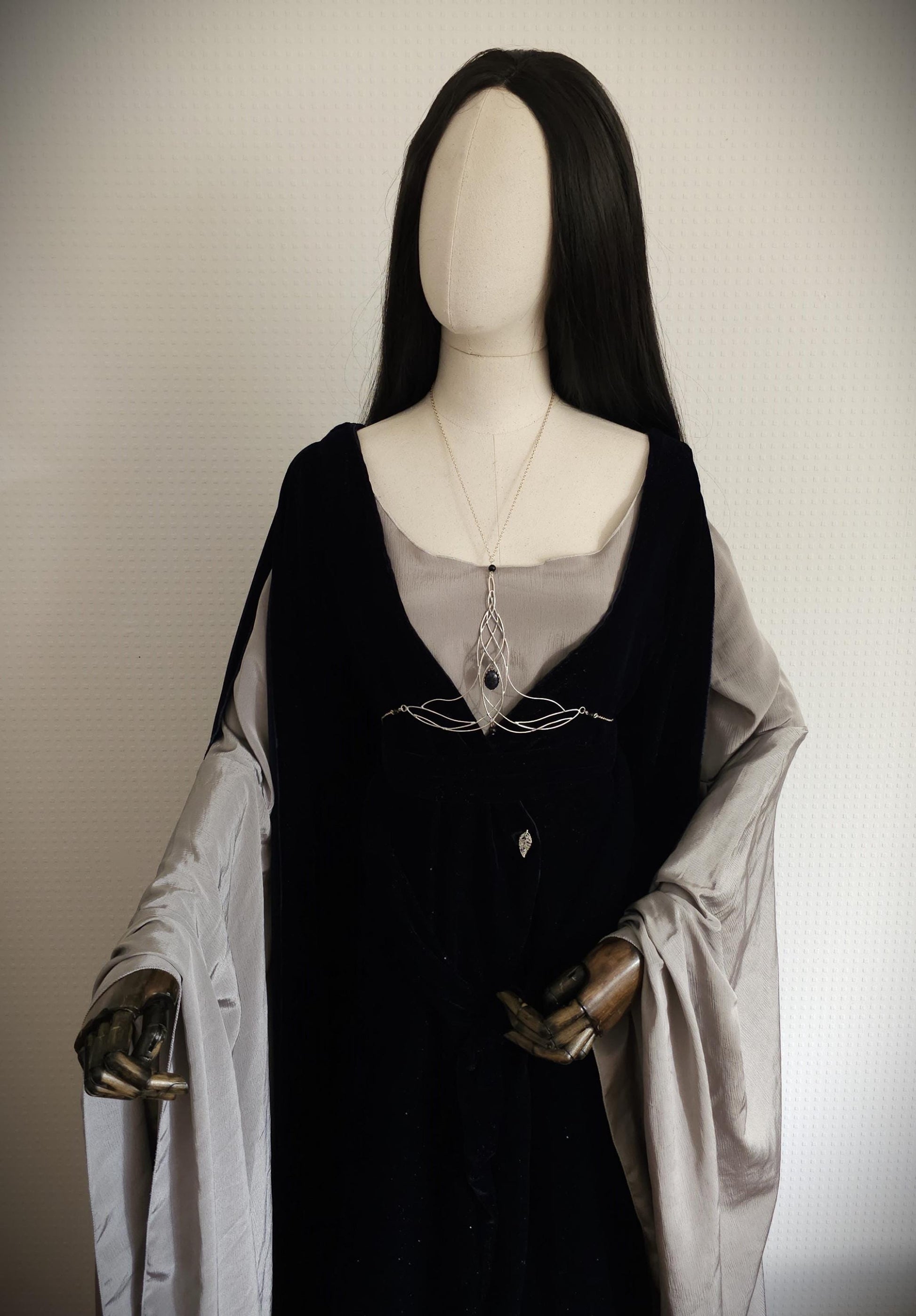 Bodychain "Elyméá" ~ Fantasy Unterbrust-Schmuck aus versilbertem Draht ~ Blaufluss-Cabochon und Perlen ~ Größenverstellbar