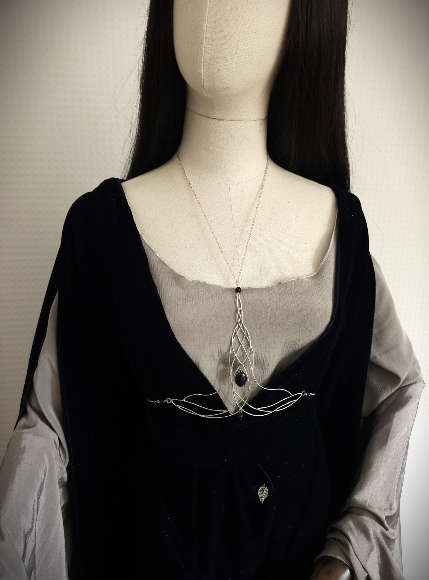 Bodychain "Elyméá" ~ Fantasy Unterbrust-Schmuck aus versilbertem Draht ~ Blaufluss-Cabochon und Perlen ~ Größenverstellbar