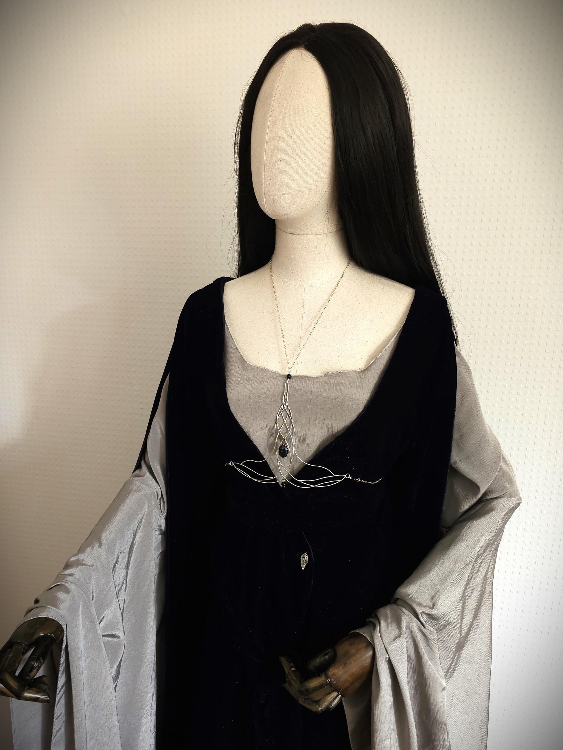 Bodychain "Elyméá" ~ Fantasy Unterbrust-Schmuck aus versilbertem Draht ~ Blaufluss-Cabochon und Perlen ~ Größenverstellbar