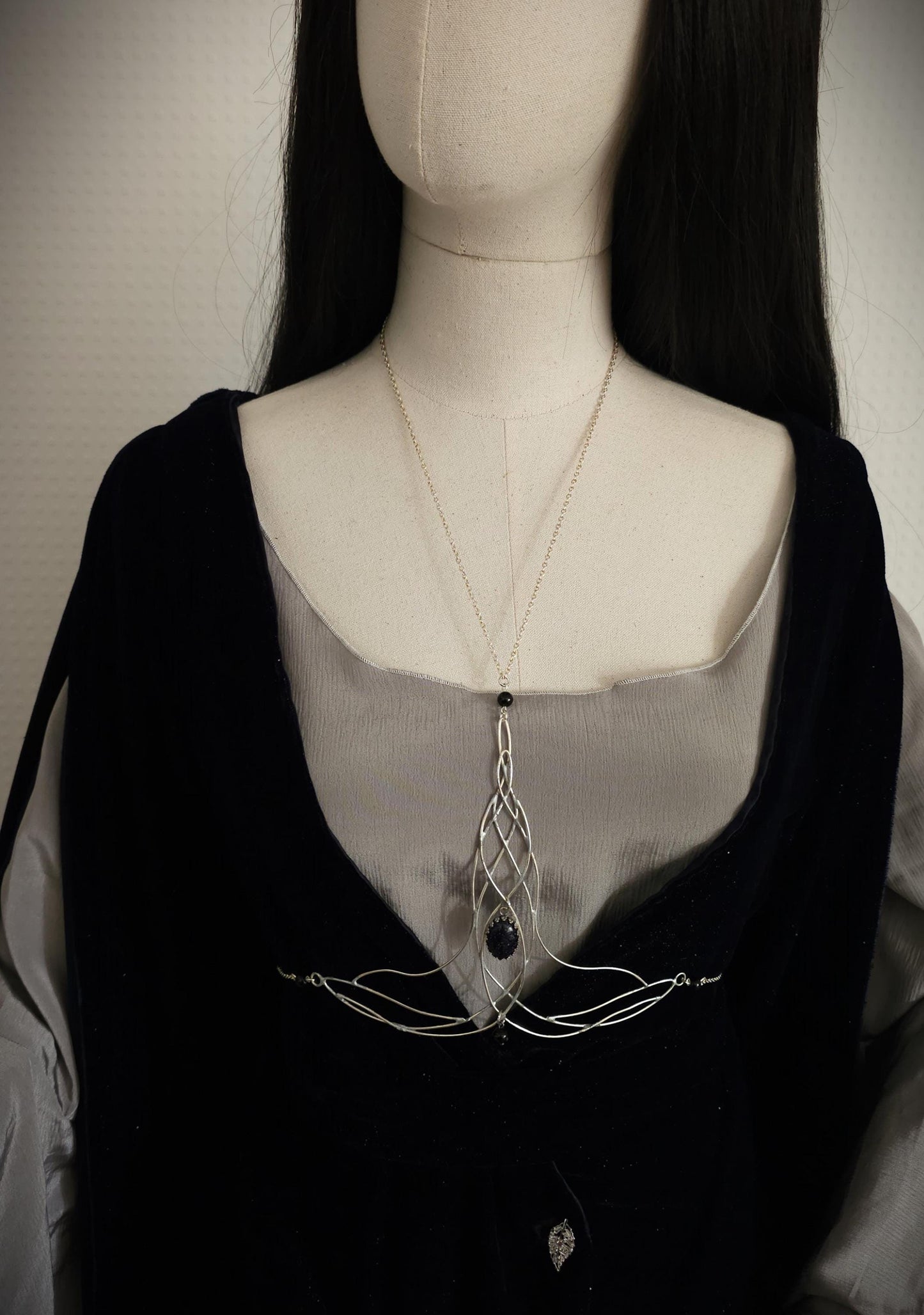 Bodychain "Elyméá" ~ Fantasy Unterbrust-Schmuck aus versilbertem Draht ~ Blaufluss-Cabochon und Perlen ~ Größenverstellbar