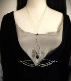 Bodychain "Elyméá" ~ Fantasy Unterbrust-Schmuck aus versilbertem Draht ~ Blaufluss-Cabochon und Perlen ~ Größenverstellbar