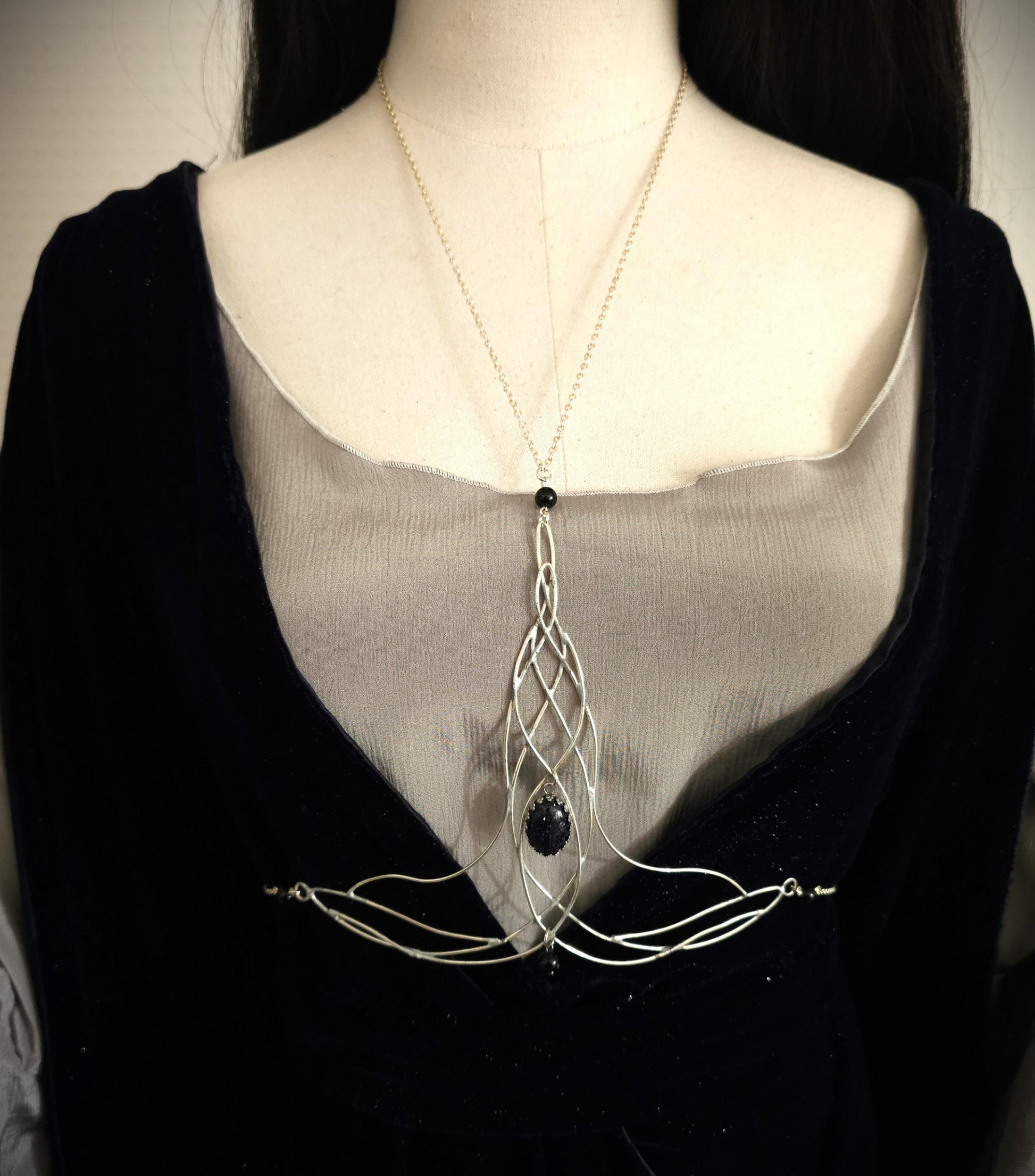 Bodychain "Elyméá" ~ Fantasy Unterbrust-Schmuck aus versilbertem Draht ~ Blaufluss-Cabochon und Perlen ~ Größenverstellbar