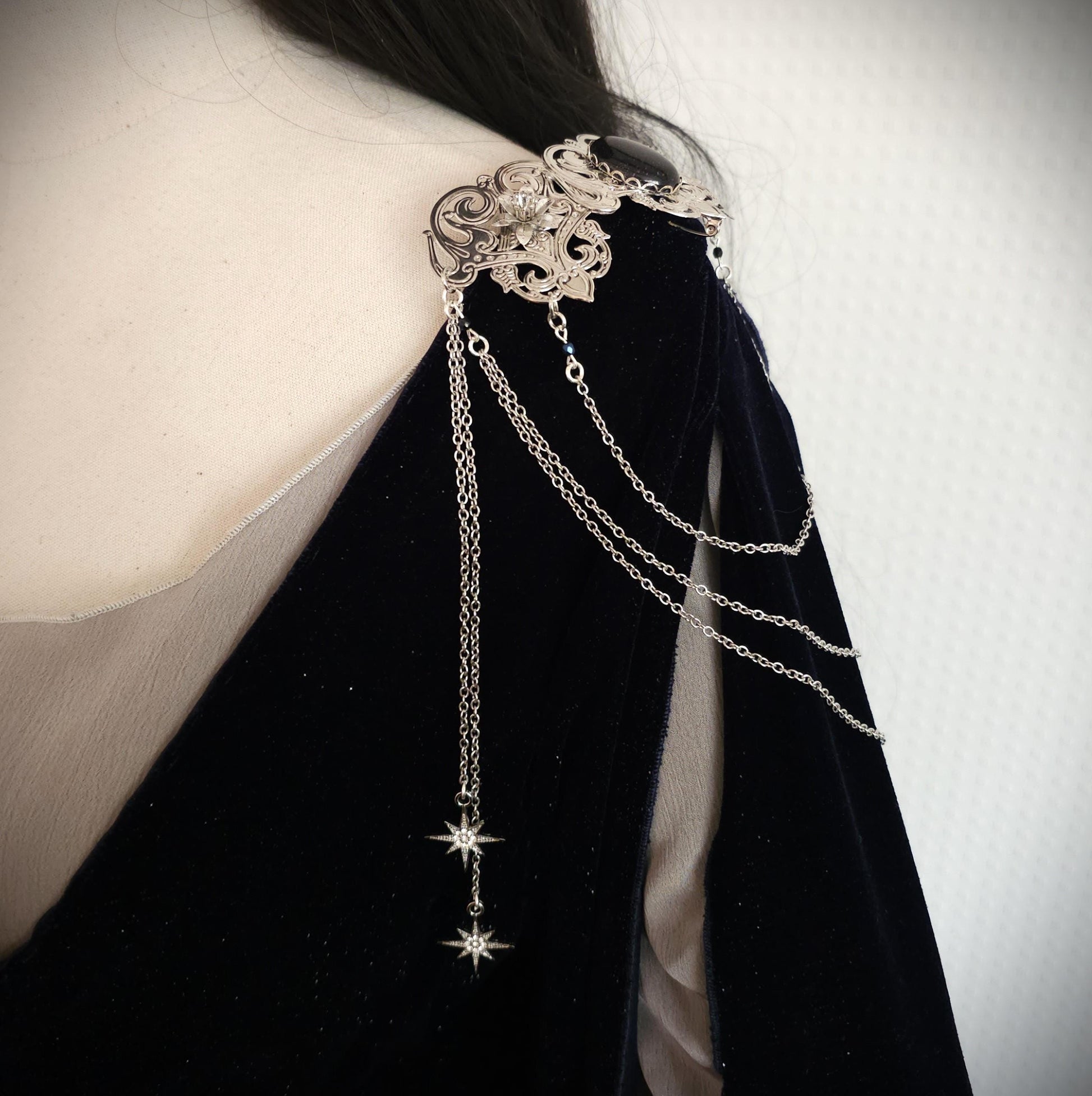 Schulterbroschen Paar "Cylaréme" ~ Fantasy Kostüm Accessoire mit Sternen und Blaufluss Cabochon ~ Art Nouveau ~ Braut und Hochzeitsschmuck