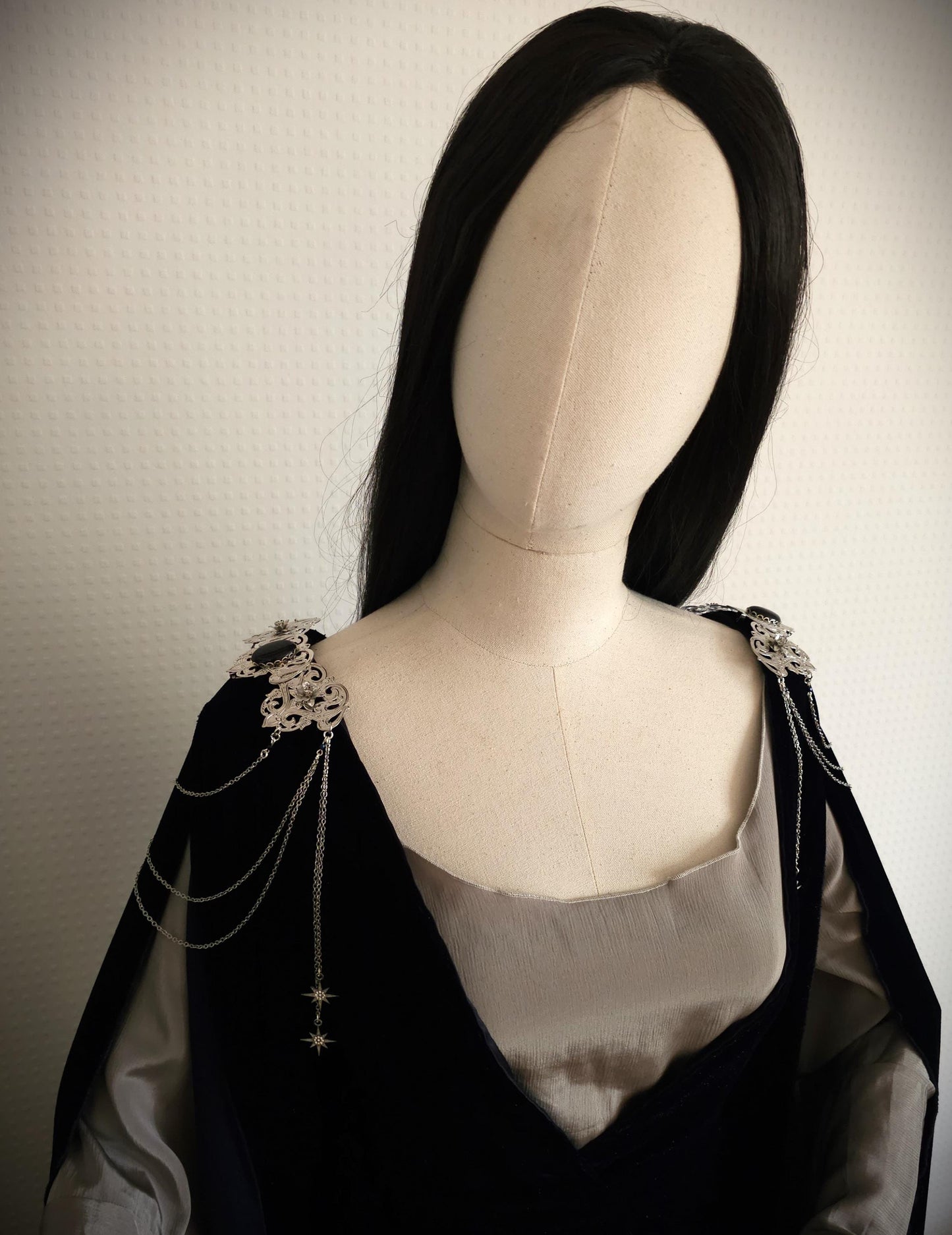 Schulterbroschen Paar "Cylaréme" ~ Fantasy Kostüm Accessoire mit Sternen und Blaufluss Cabochon ~ Art Nouveau ~ Braut und Hochzeitsschmuck