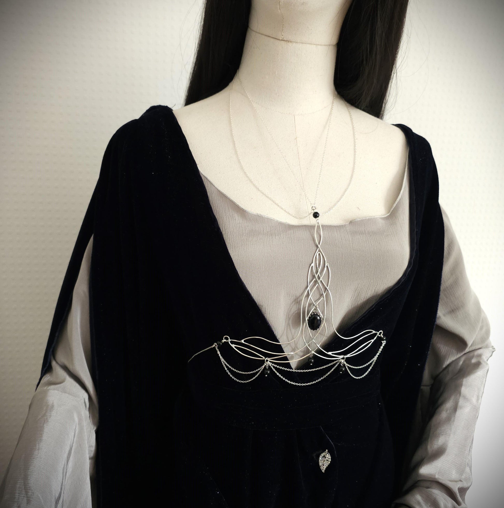 Bodychain "Elyráe" ~ Fantasy Unterbrust-Schmuck aus versilbertem Draht ~ Blaufluss-Cabochon und Perlen ~ Größenverstellbar