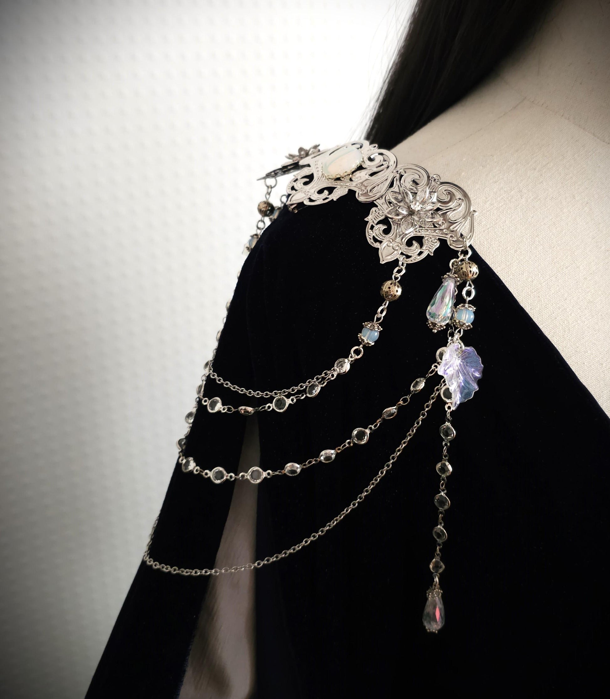 Schulterbroschen "Feryé" ~ Kostüm Accessoire ~Pin Brosche Schalnadel ~ Hochzeits-Schmuck