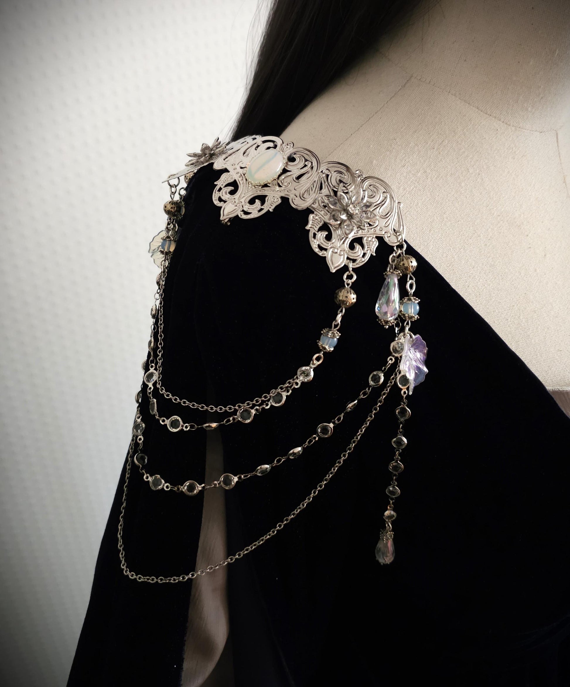 Schulterbroschen "Feryé" ~ Kostüm Accessoire ~Pin Brosche Schalnadel ~ Hochzeits-Schmuck