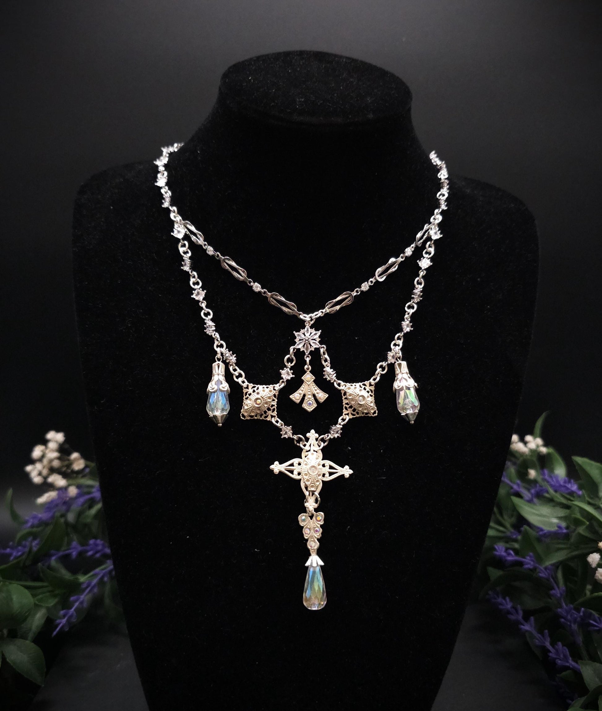 Statement Halskette mit schimmernden Steinen und Perlen ~ Fantasy Schmuck ~ Handgefertigtes Unikat ~ Größenverstellbar