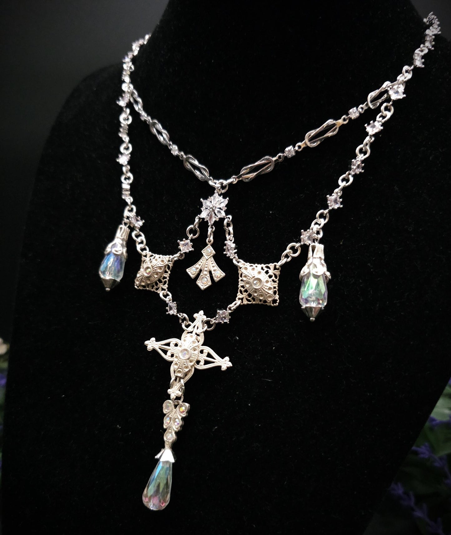 Statement Halskette mit schimmernden Steinen und Perlen ~ Fantasy Schmuck ~ Handgefertigtes Unikat ~ Größenverstellbar