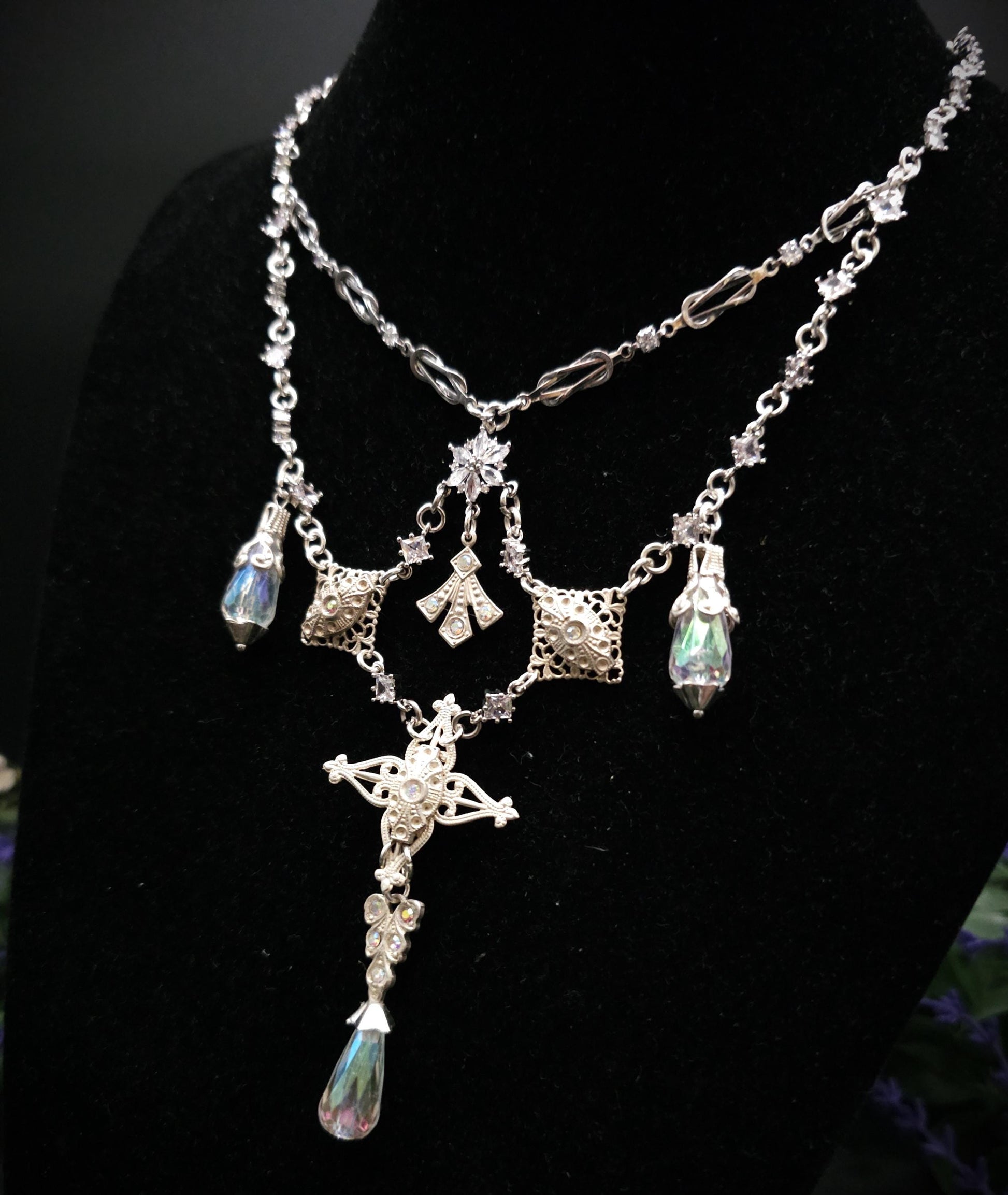 Statement Halskette mit schimmernden Steinen und Perlen ~ Fantasy Schmuck ~ Handgefertigtes Unikat ~ Größenverstellbar