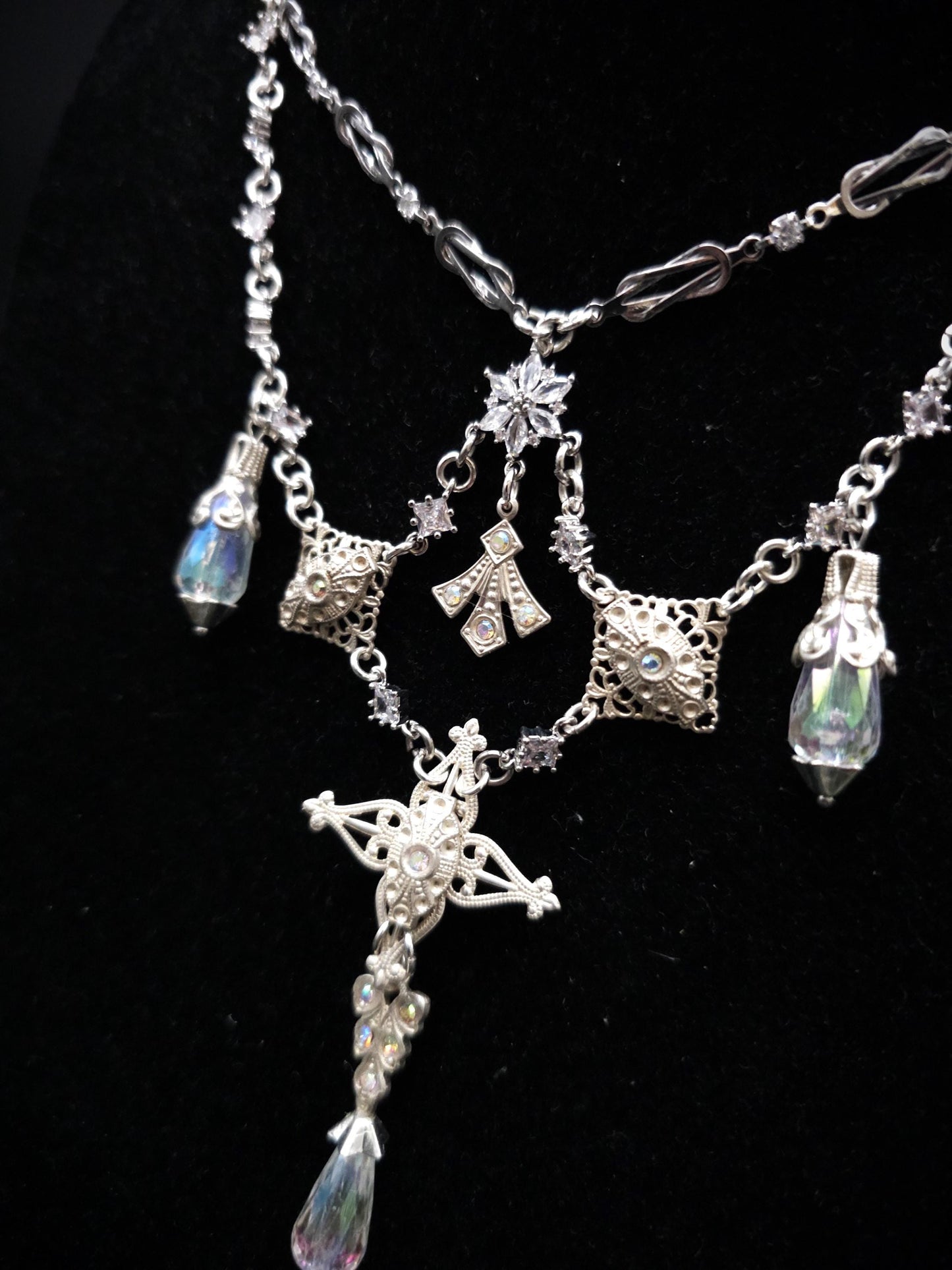 Statement Halskette mit schimmernden Steinen und Perlen ~ Fantasy Schmuck ~ Handgefertigtes Unikat ~ Größenverstellbar