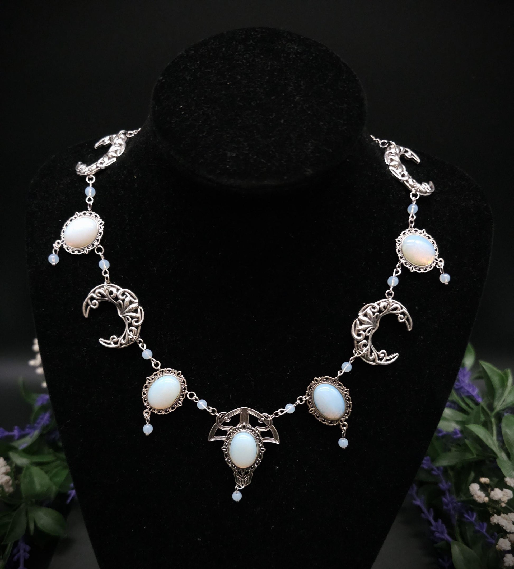 Art Nouveau Halskette mit Opalith Cabochons & Perlen ~ Fantasy Brautschmuck ~ Elfenhafte Halskette ~ Choker ~ Größenverstellbar