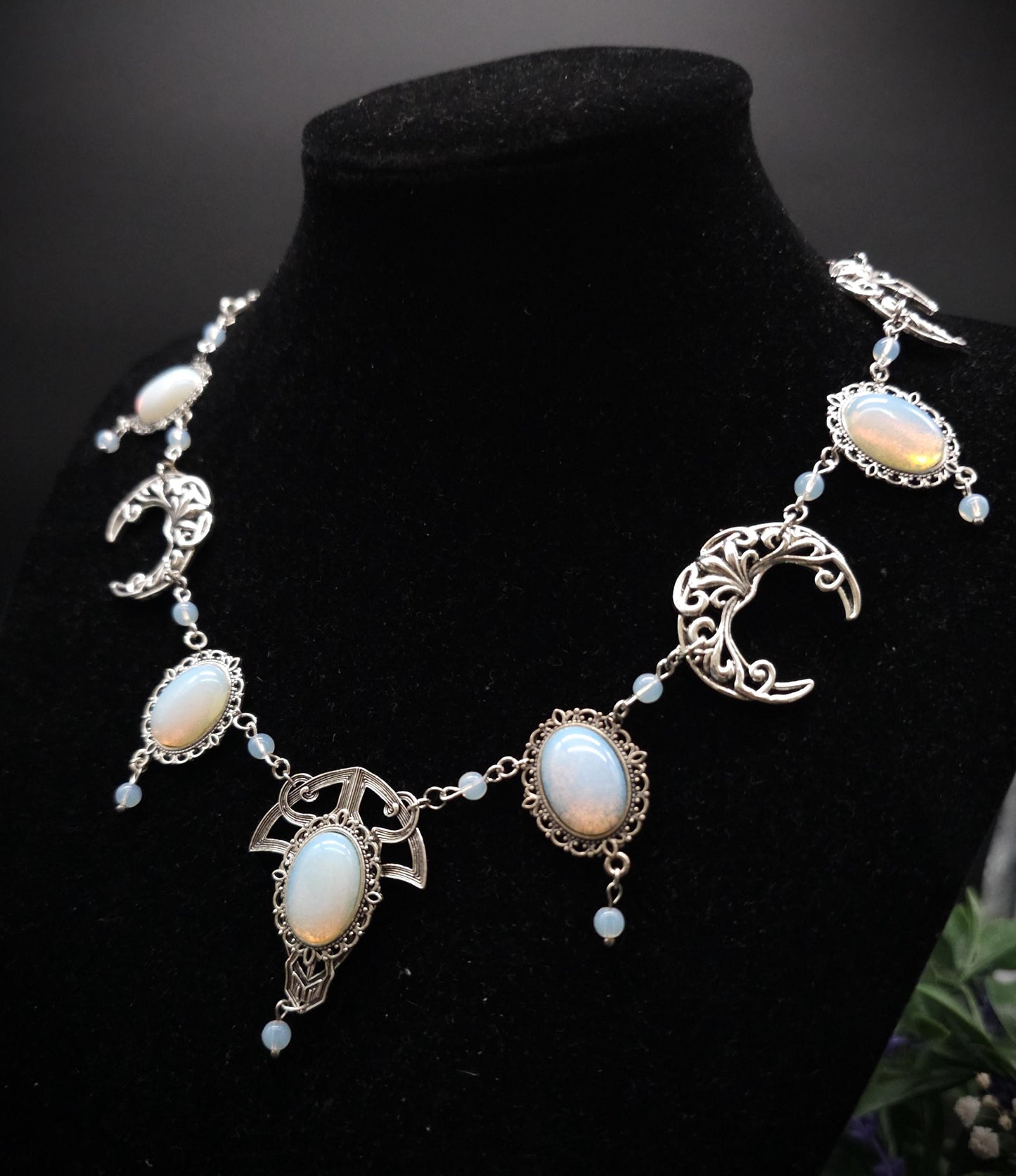 Art Nouveau Halskette mit Opalith Cabochons & Perlen ~ Fantasy Brautschmuck ~ Elfenhafte Halskette ~ Choker ~ Größenverstellbar