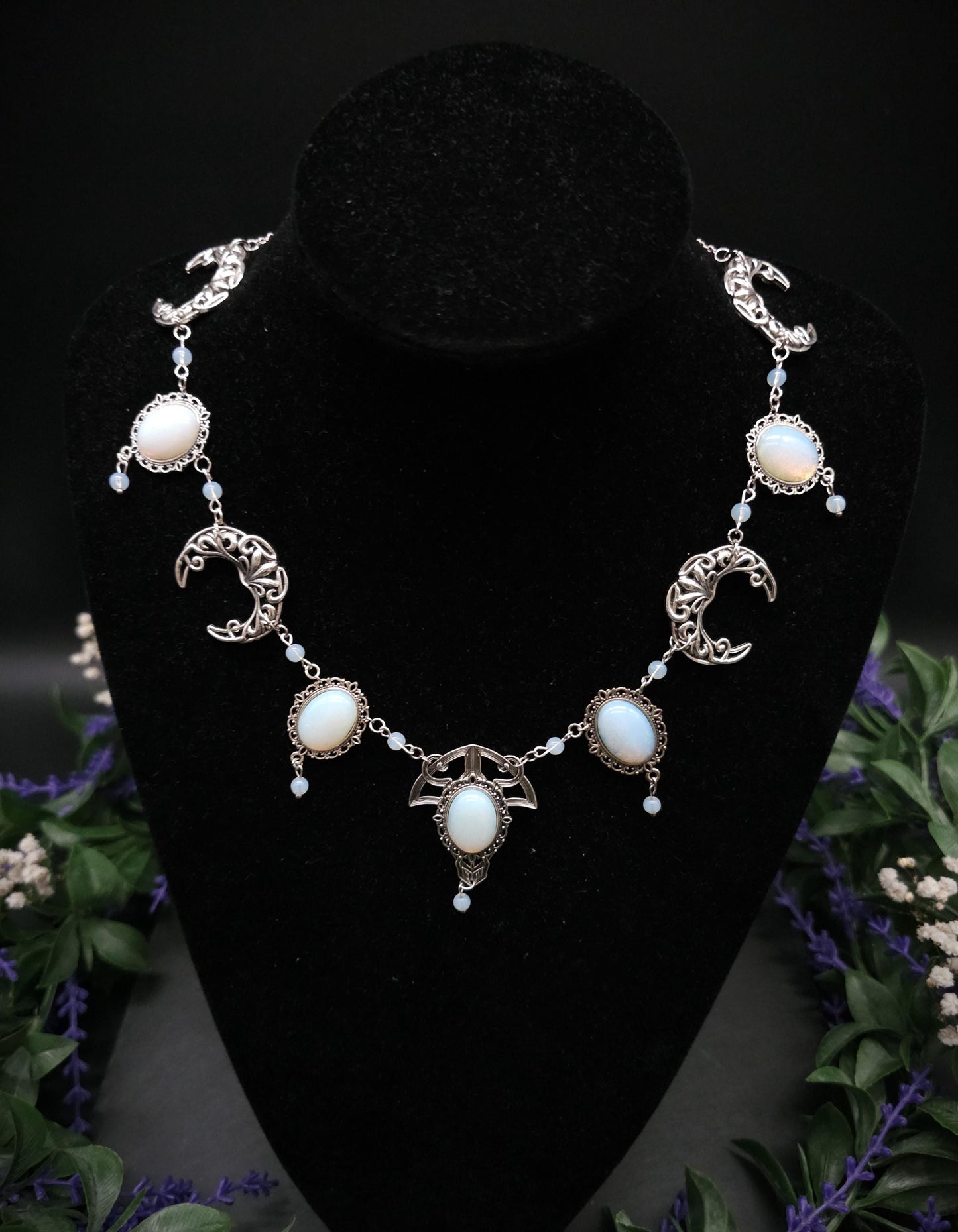 Art Nouveau Halskette mit Opalith Cabochons & Perlen ~ Fantasy Brautschmuck ~ Elfenhafte Halskette ~ Choker ~ Größenverstellbar