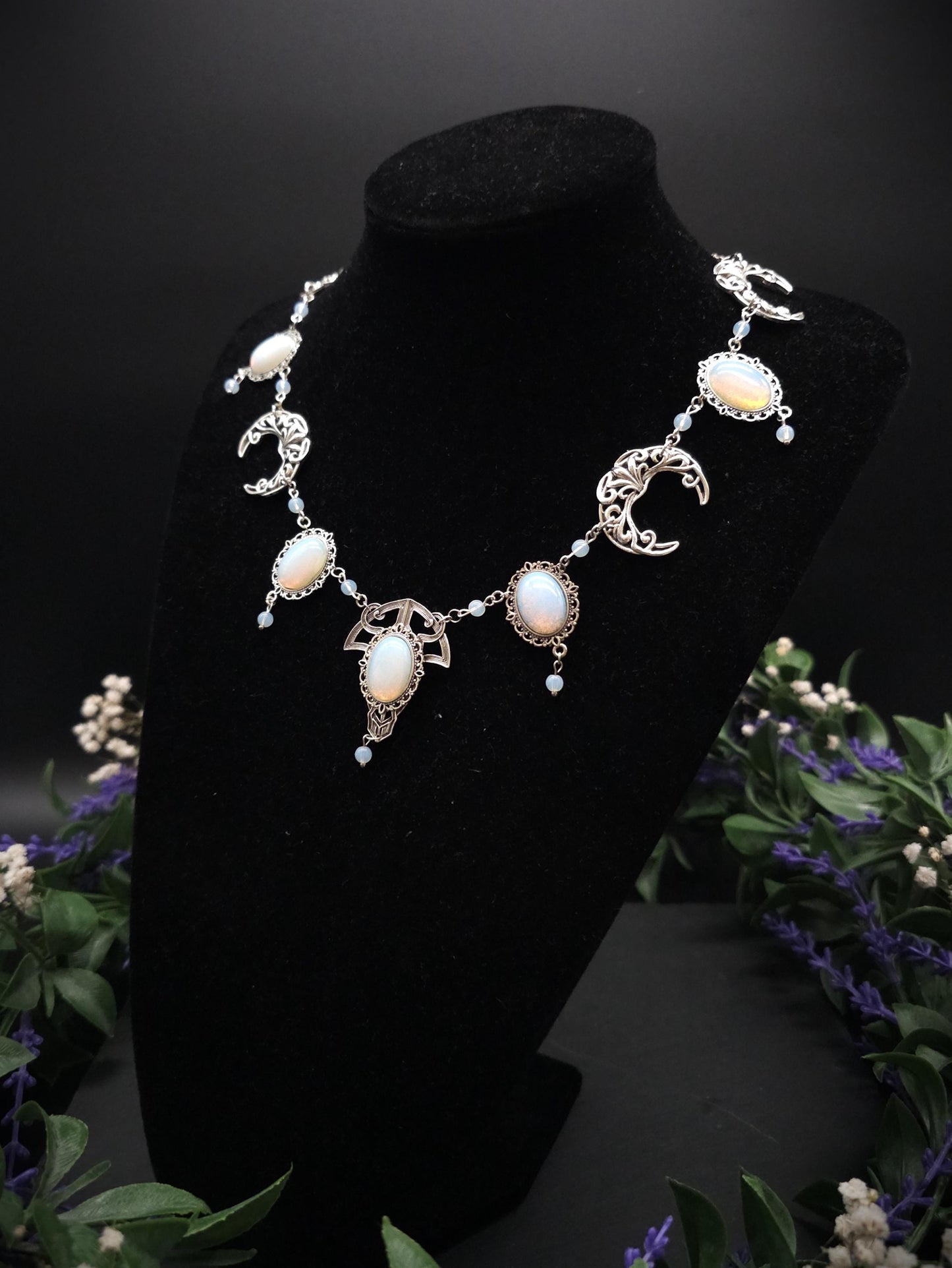 Art Nouveau Halskette mit Opalith Cabochons & Perlen ~ Fantasy Brautschmuck ~ Elfenhafte Halskette ~ Choker ~ Größenverstellbar