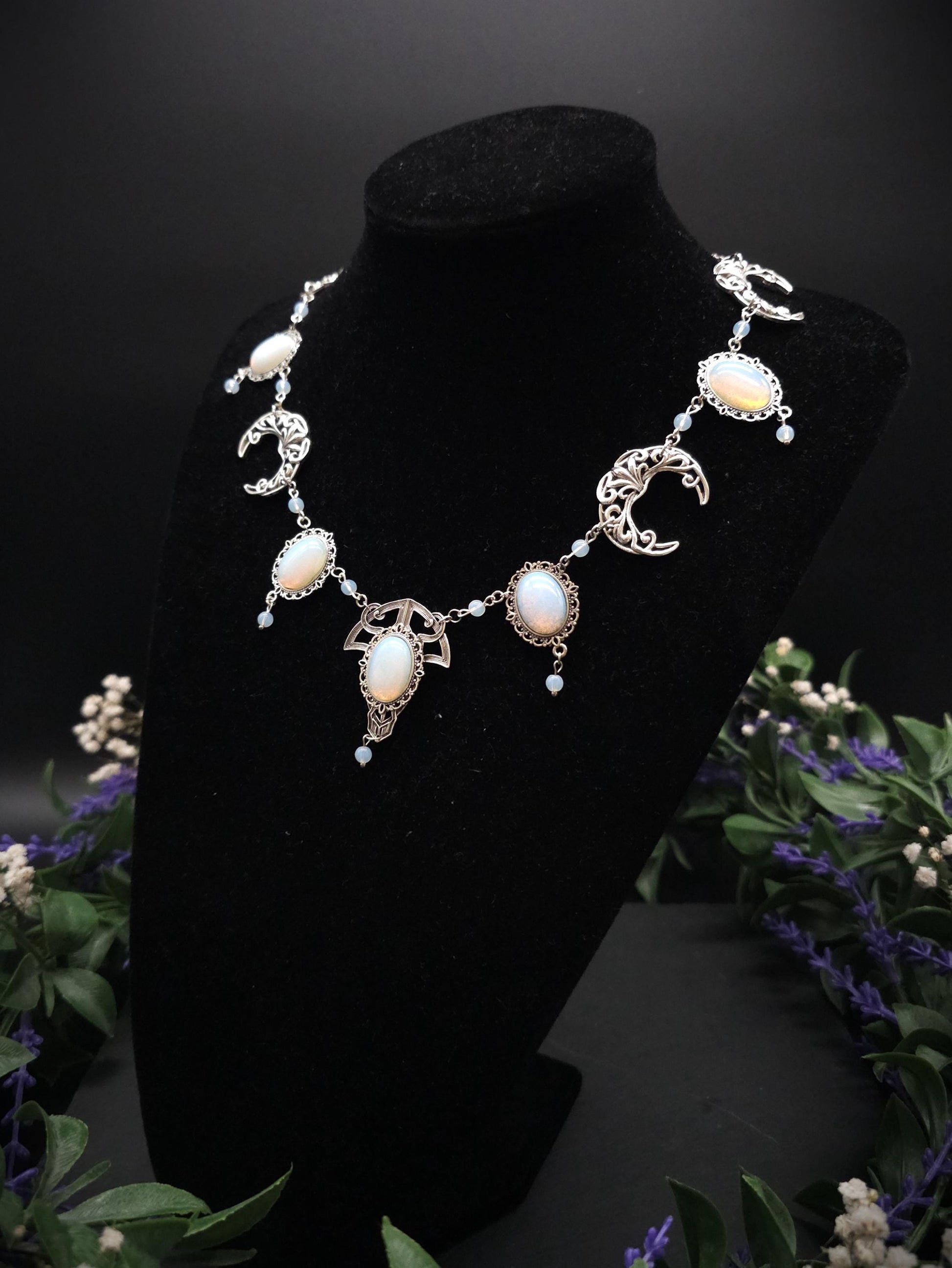 Art Nouveau Halskette mit Opalith Cabochons & Perlen ~ Fantasy Brautschmuck ~ Elfenhafte Halskette ~ Choker ~ Größenverstellbar