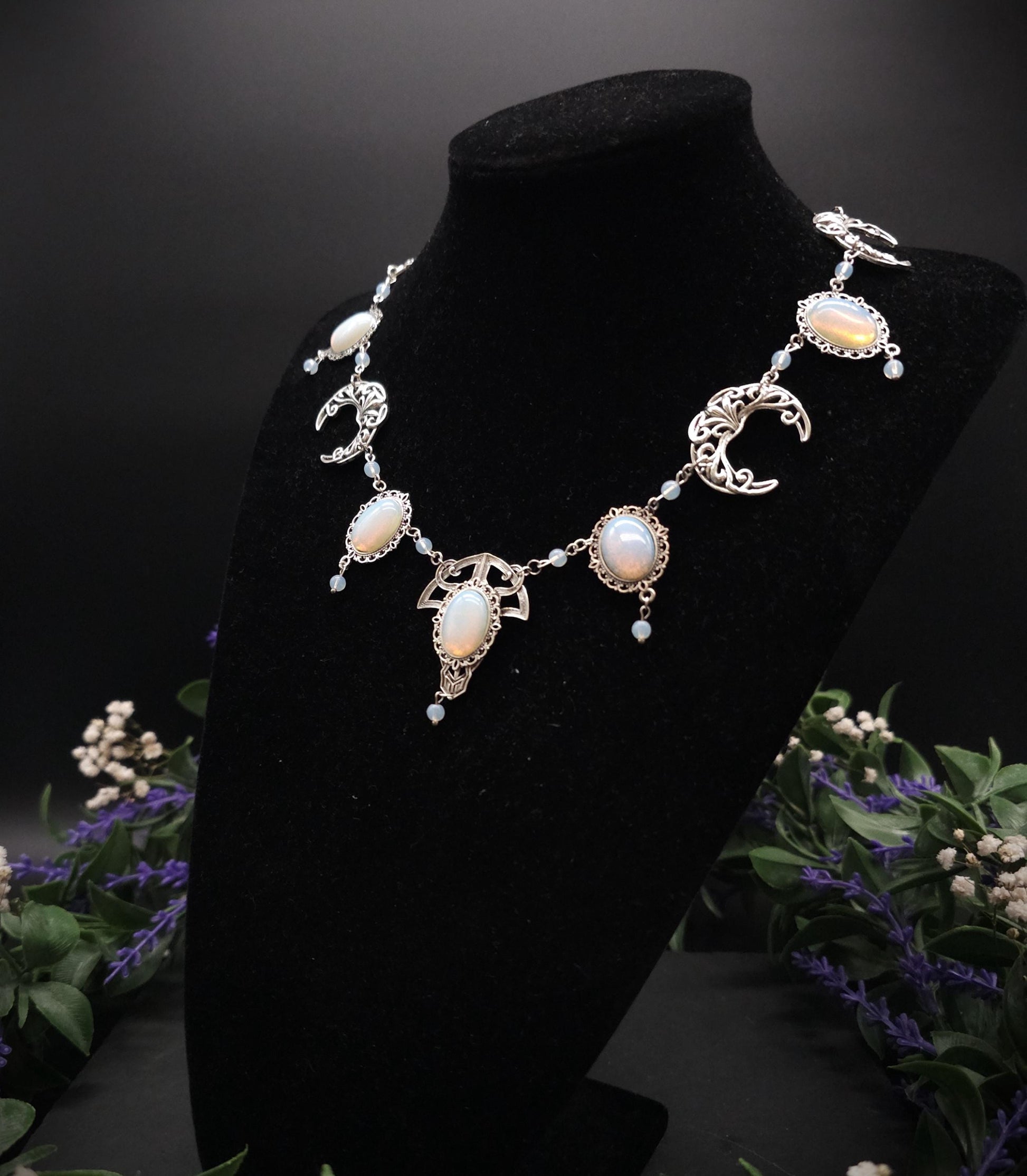 Art Nouveau Halskette mit Opalith Cabochons & Perlen ~ Fantasy Brautschmuck ~ Elfenhafte Halskette ~ Choker ~ Größenverstellbar