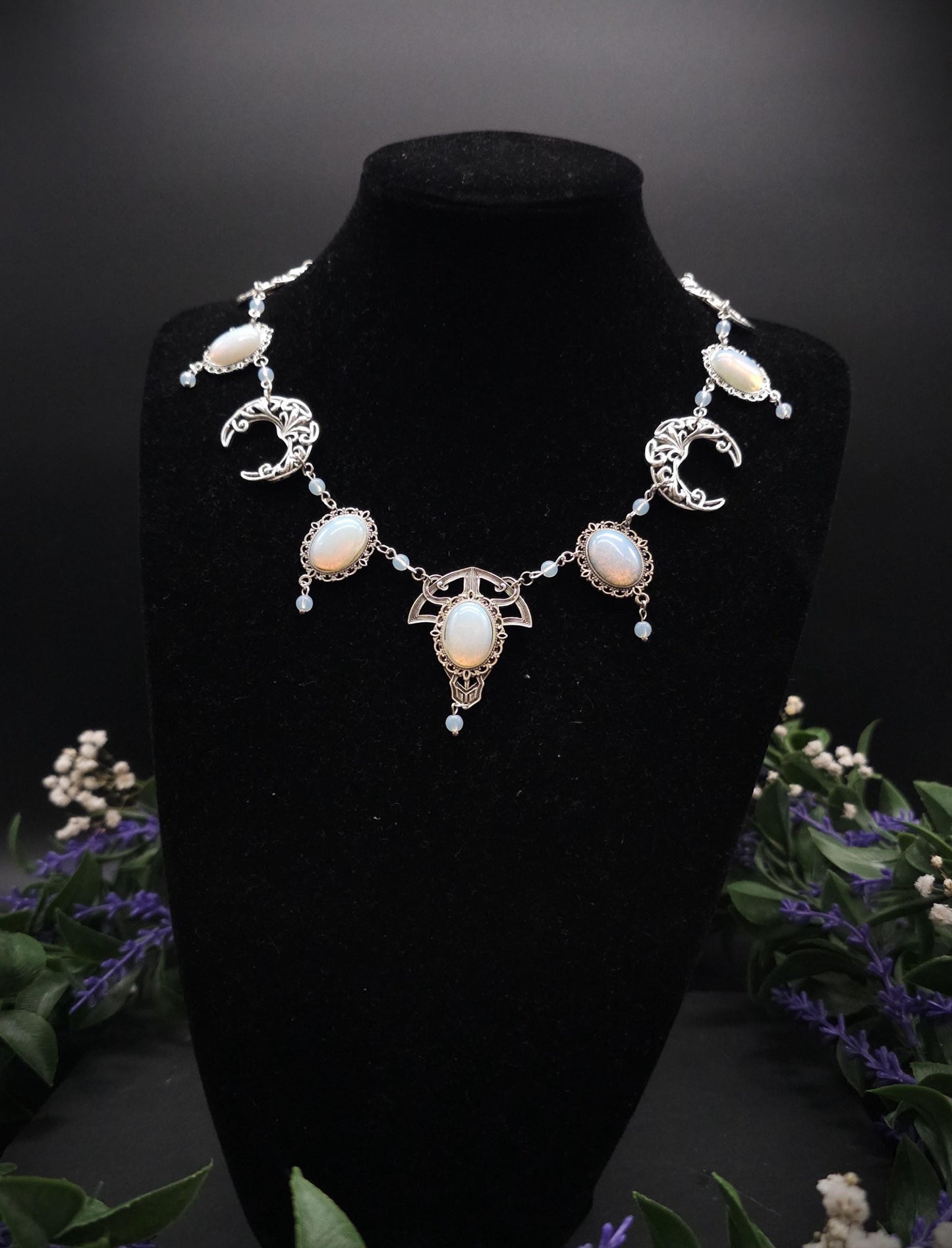 Art Nouveau Halskette mit Opalith Cabochons & Perlen ~ Fantasy Brautschmuck ~ Elfenhafte Halskette ~ Choker ~ Größenverstellbar